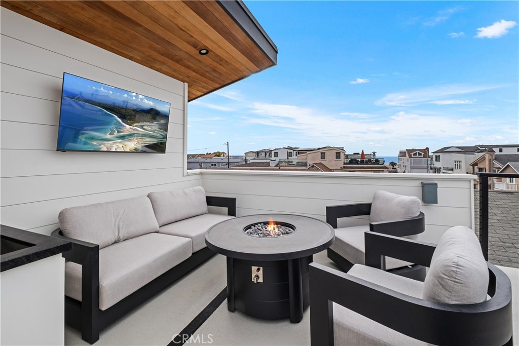 Newport Beach, California, 92663, United States, 5 Bedrooms Bedrooms, ,6 BathroomsBathrooms,Residential,For Sale,1993408