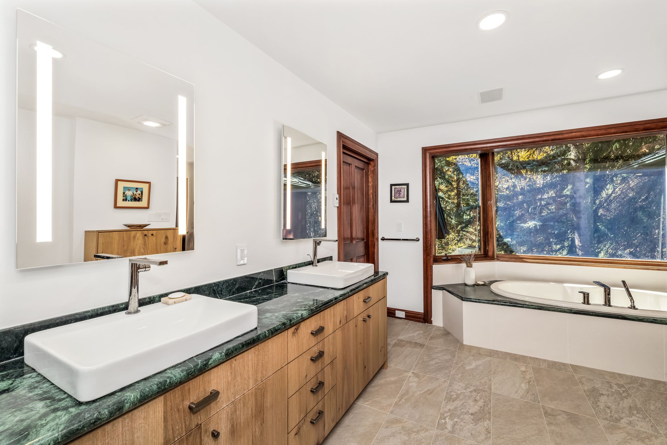  Live creekside in Aspen