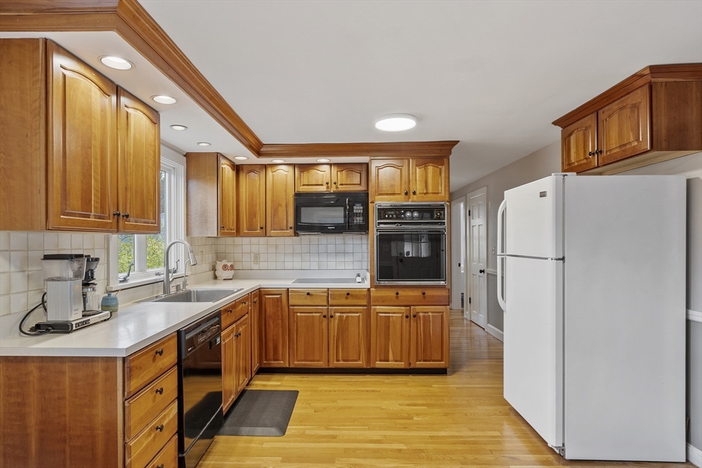 Hamilton, Massachusetts, 01982, United States, 4 Bedrooms Bedrooms, ,2 BathroomsBathrooms,Residential,For Sale,1989221