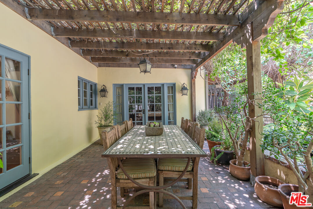 Los Angeles, California, 90005, United States, 3 Bedrooms Bedrooms, ,3 BathroomsBathrooms,Residential,For Sale,1876512