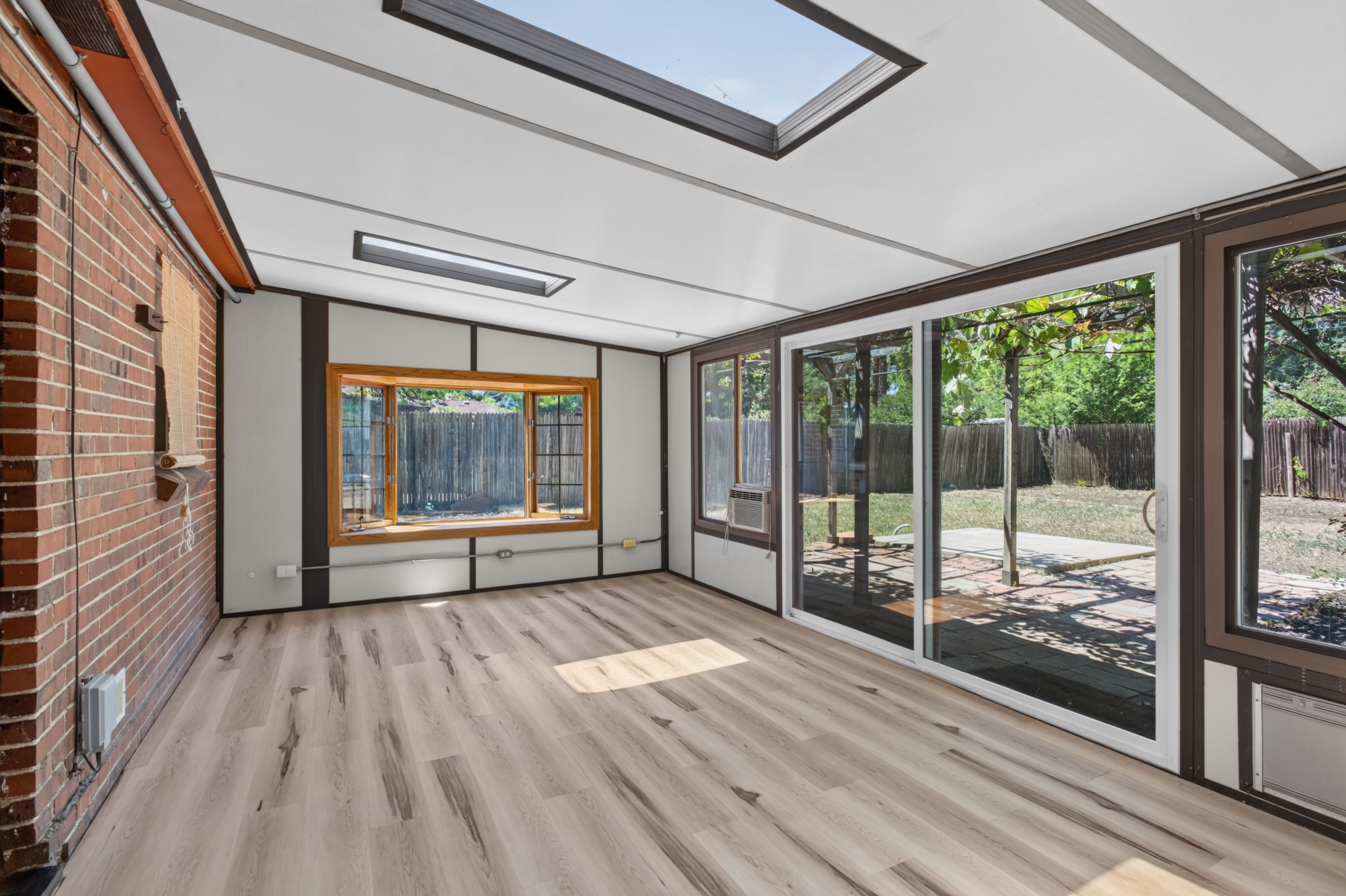  Charming Mayfair Brick Home: Sunroom Oasis & Private Pergola Backyard - 物件實景