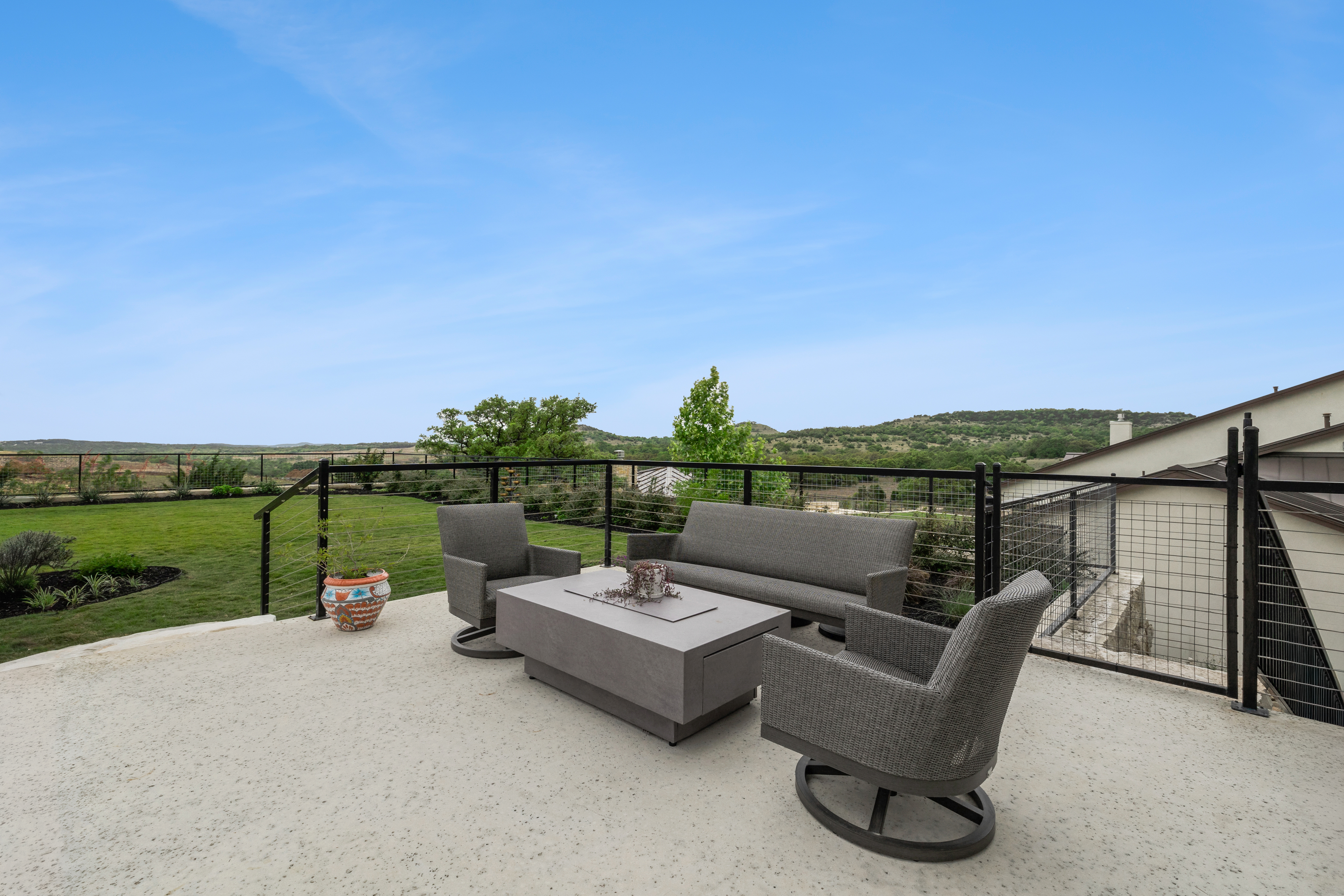  Custom Contemporary with Designer Finishes - 物件實景