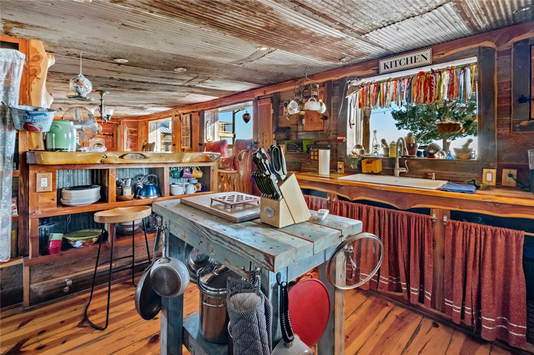 Eureka Springs, Arkansas, 72631, United States, 7 Bedrooms Bedrooms, ,7 BathroomsBathrooms,Residential,For Sale,1837510
