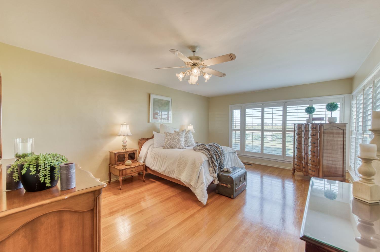 Kerman, California, 93630, United States, 5 Bedrooms Bedrooms, ,3 BathroomsBathrooms,Residential,For Sale,1928392