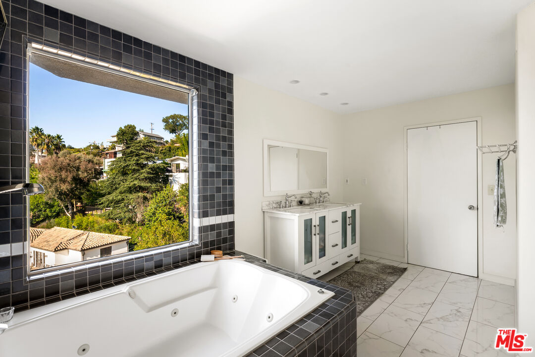 Los Angeles, California, 90068, United States, 3 Bedrooms Bedrooms, ,3 BathroomsBathrooms,Residential,For Sale,1913161