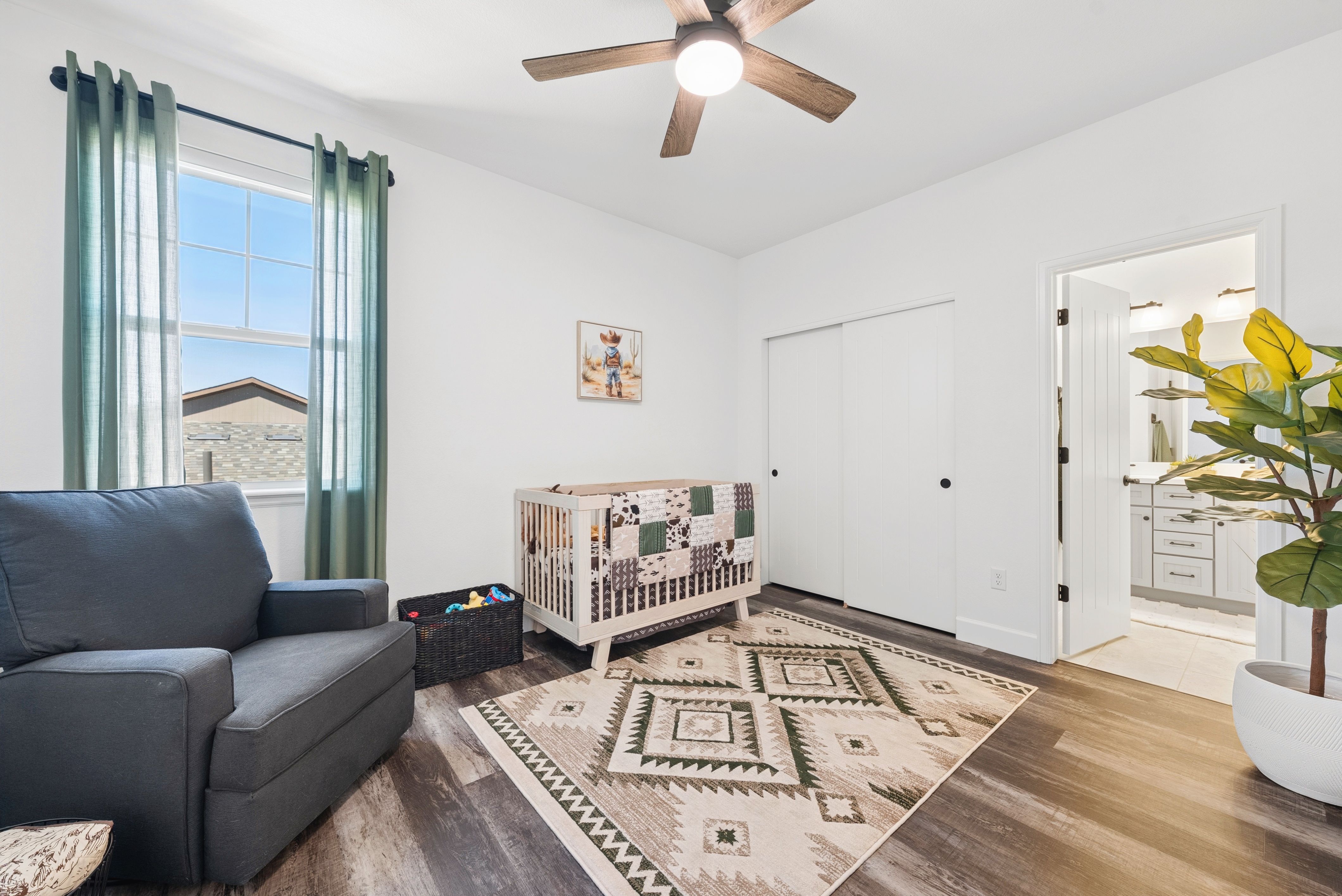  Newer construction, thoughtful design, and beautifully scaled spaces - 物件實景