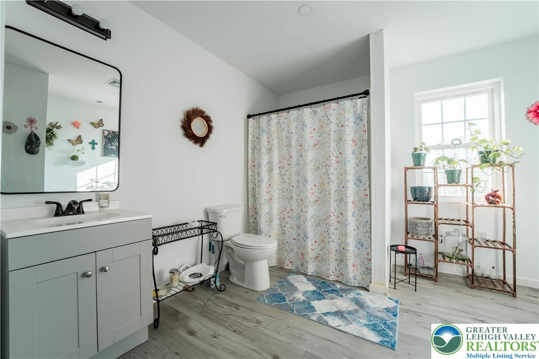Bushkill Twp, Pennsylvania, 18064, United States, 14 Bedrooms Bedrooms, ,9 BathroomsBathrooms,Residential,For Sale,1903016