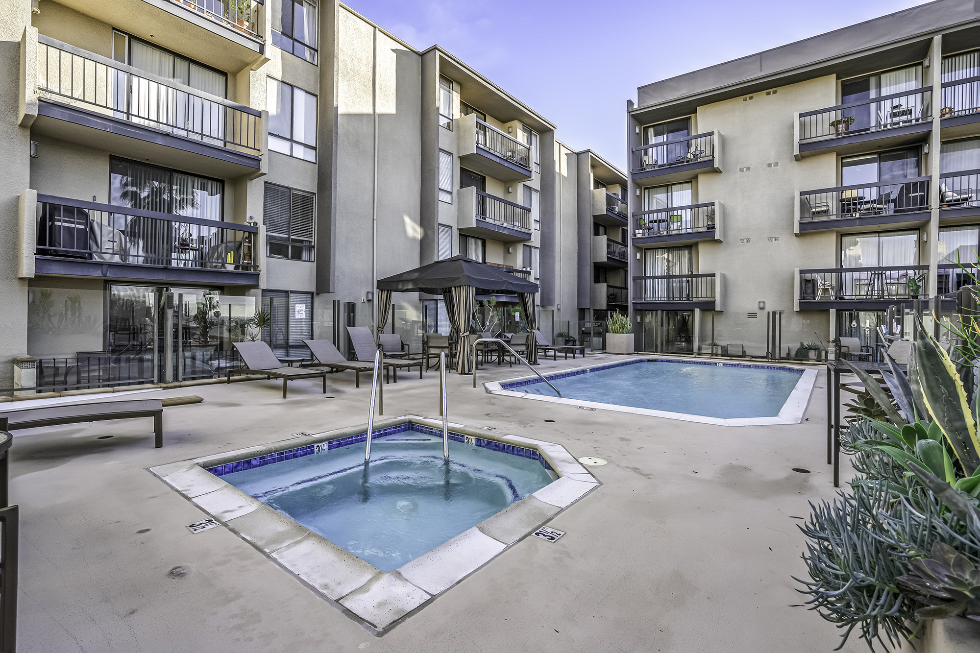  7320   Hawthorn Ave - 物件實景