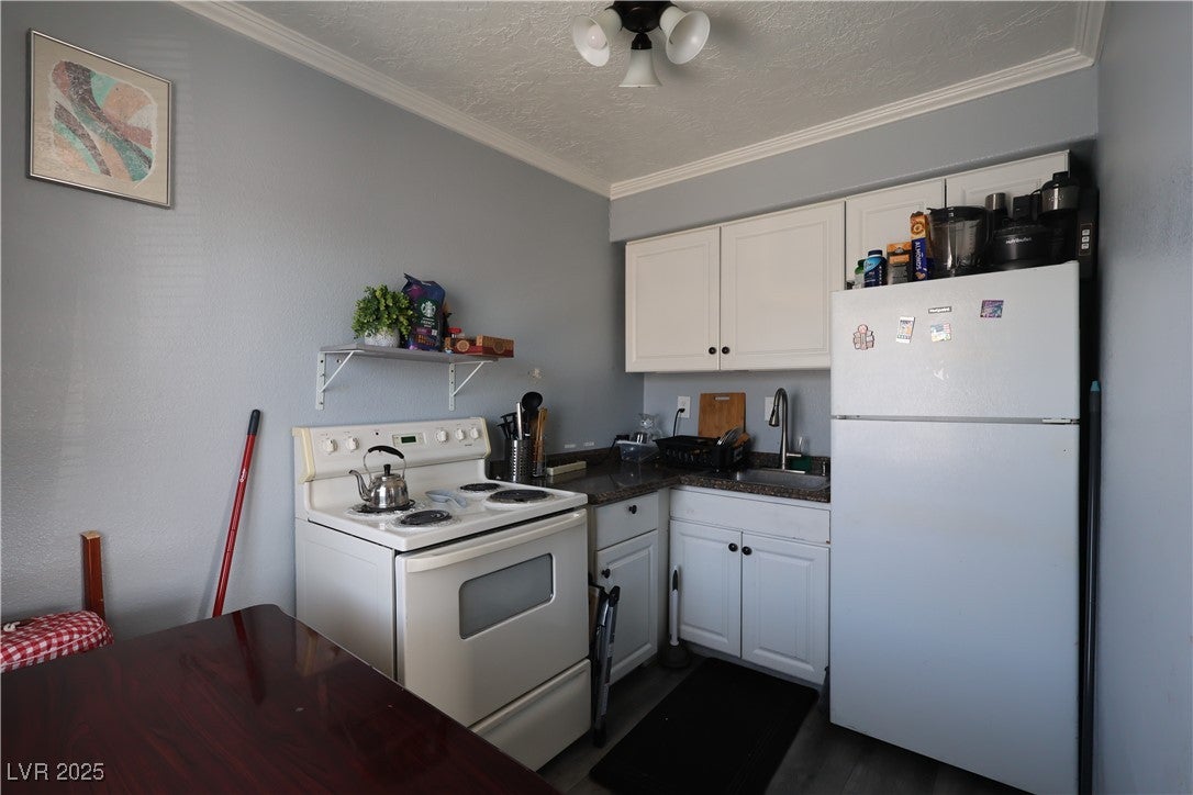 Las Vegas, Nevada, 89101, United States, 4 Bedrooms Bedrooms, ,4 BathroomsBathrooms,Residential,For Sale,1984454