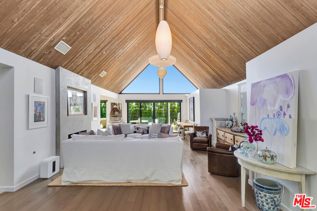 Malibu, California, 90265, United States, 4 Bedrooms Bedrooms, ,3 BathroomsBathrooms,Residential,For Sale,1925740