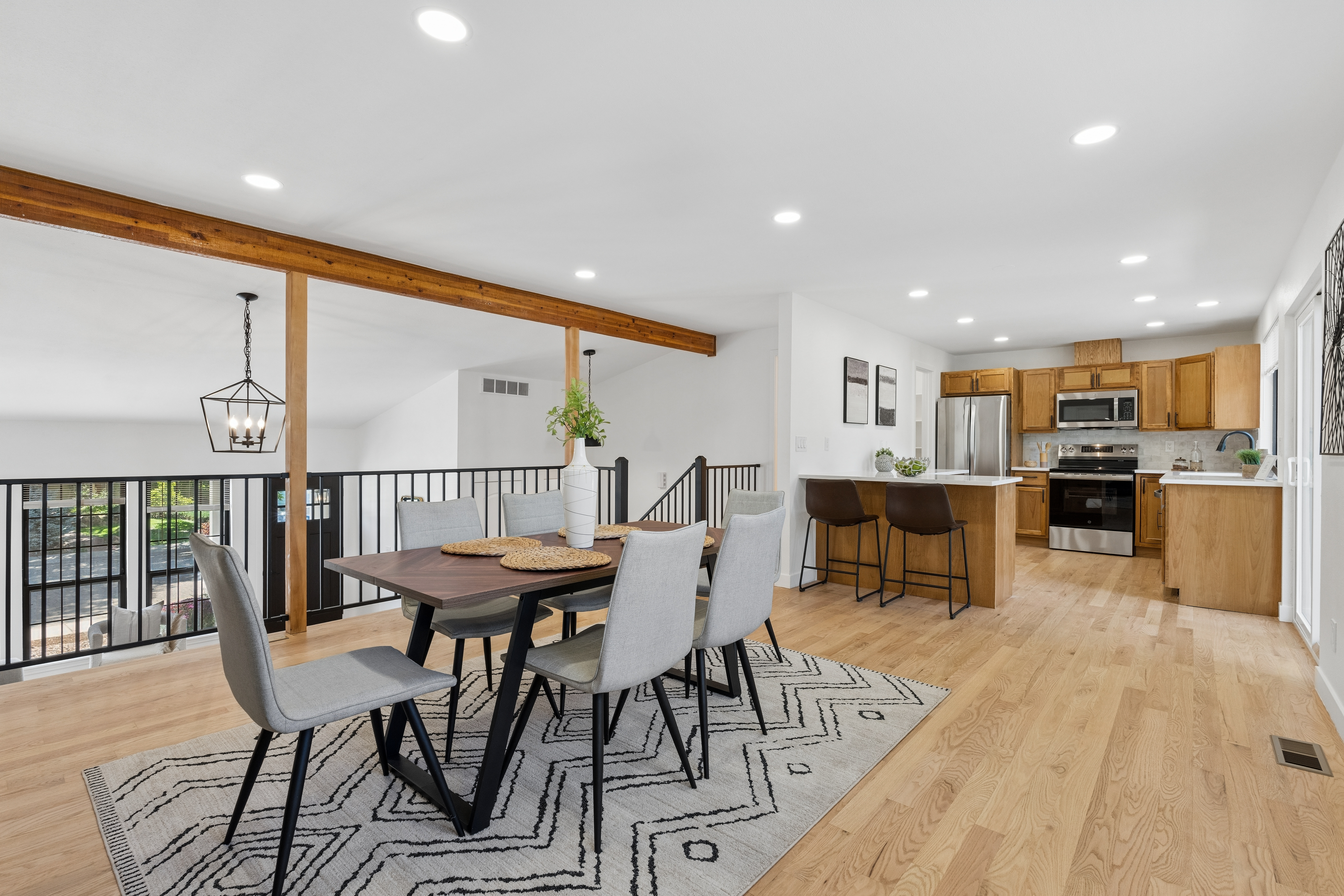  Completely reimagined, refreshed, and ready, this charming home on quiet street - 物件實景