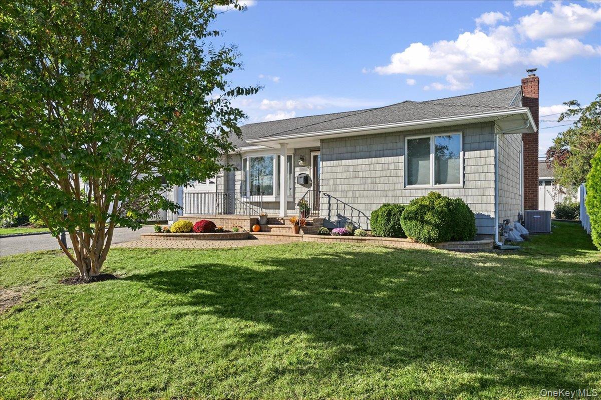 Mark Alan Dr, Wantagh, NY 11793 #1