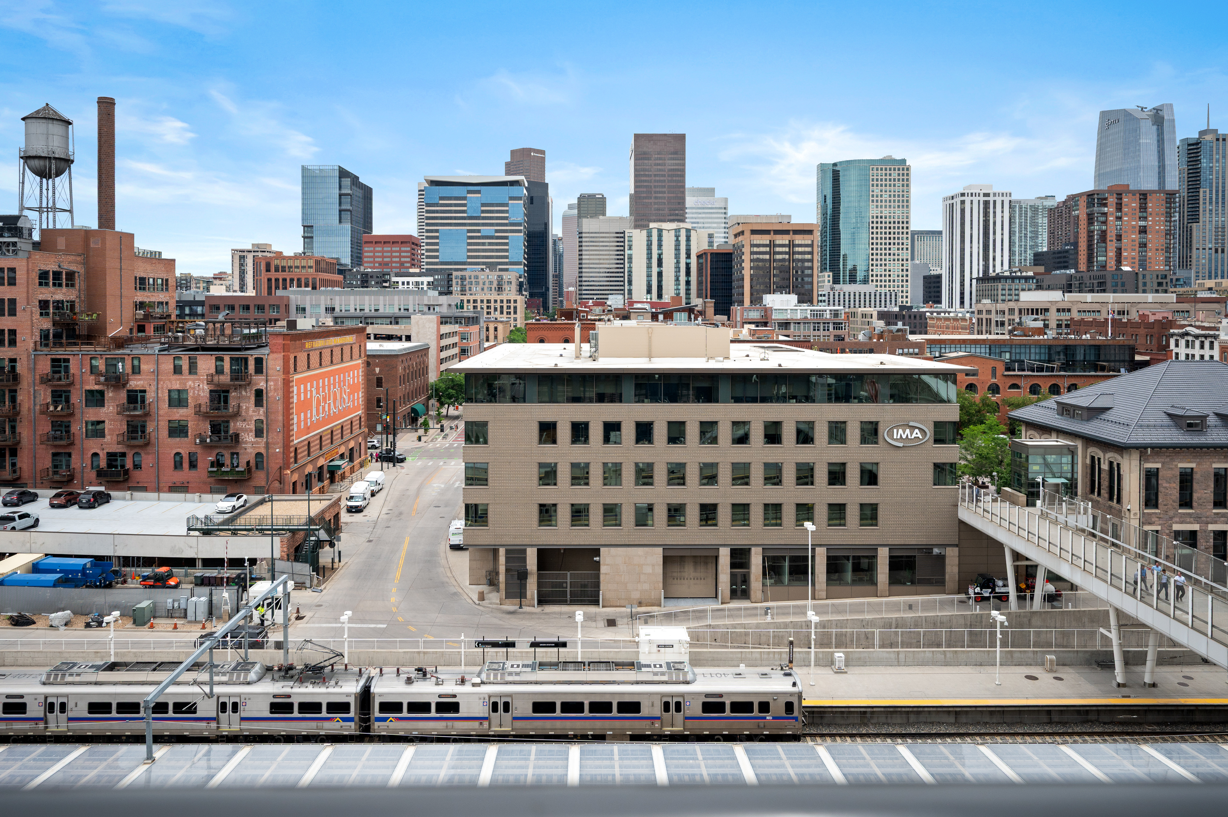  Phenomenal Views From The Floor To Ceiling Windows In This Downtown Building - 物件實景