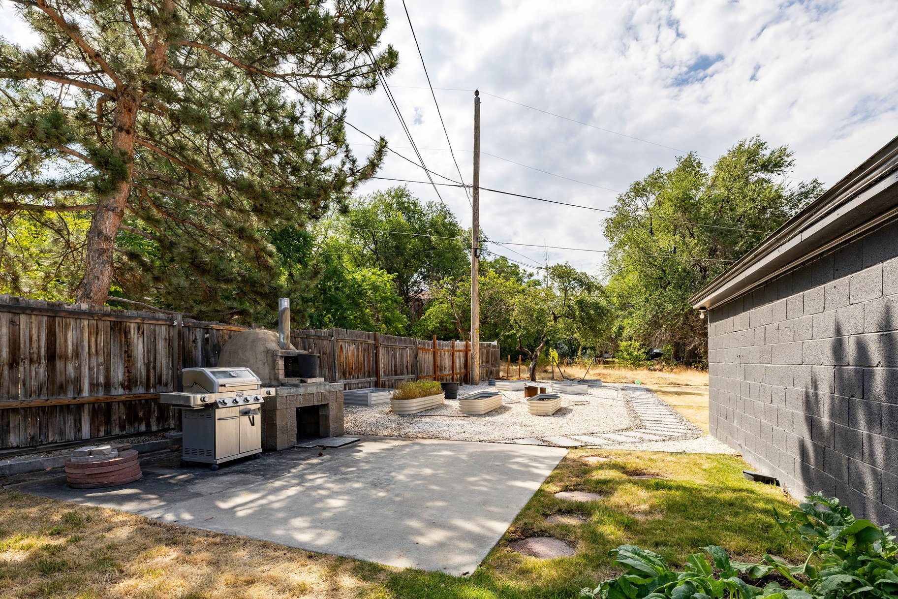  Updated Millcreek Home with Space to Make It Your Own - 物件實景