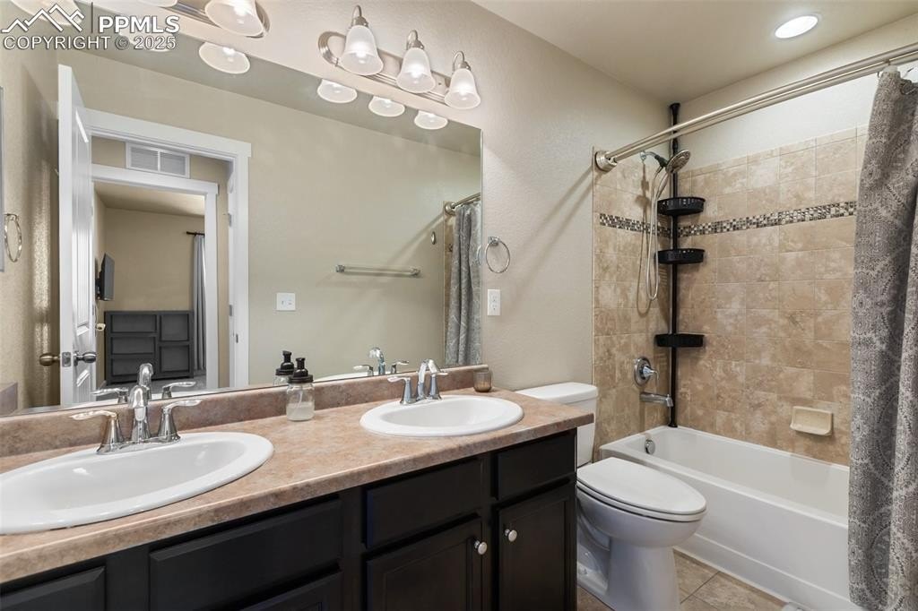 Peyton, Colorado, 80831, United States, 5 Bedrooms Bedrooms, ,4 BathroomsBathrooms,Residential,For Sale,1972571