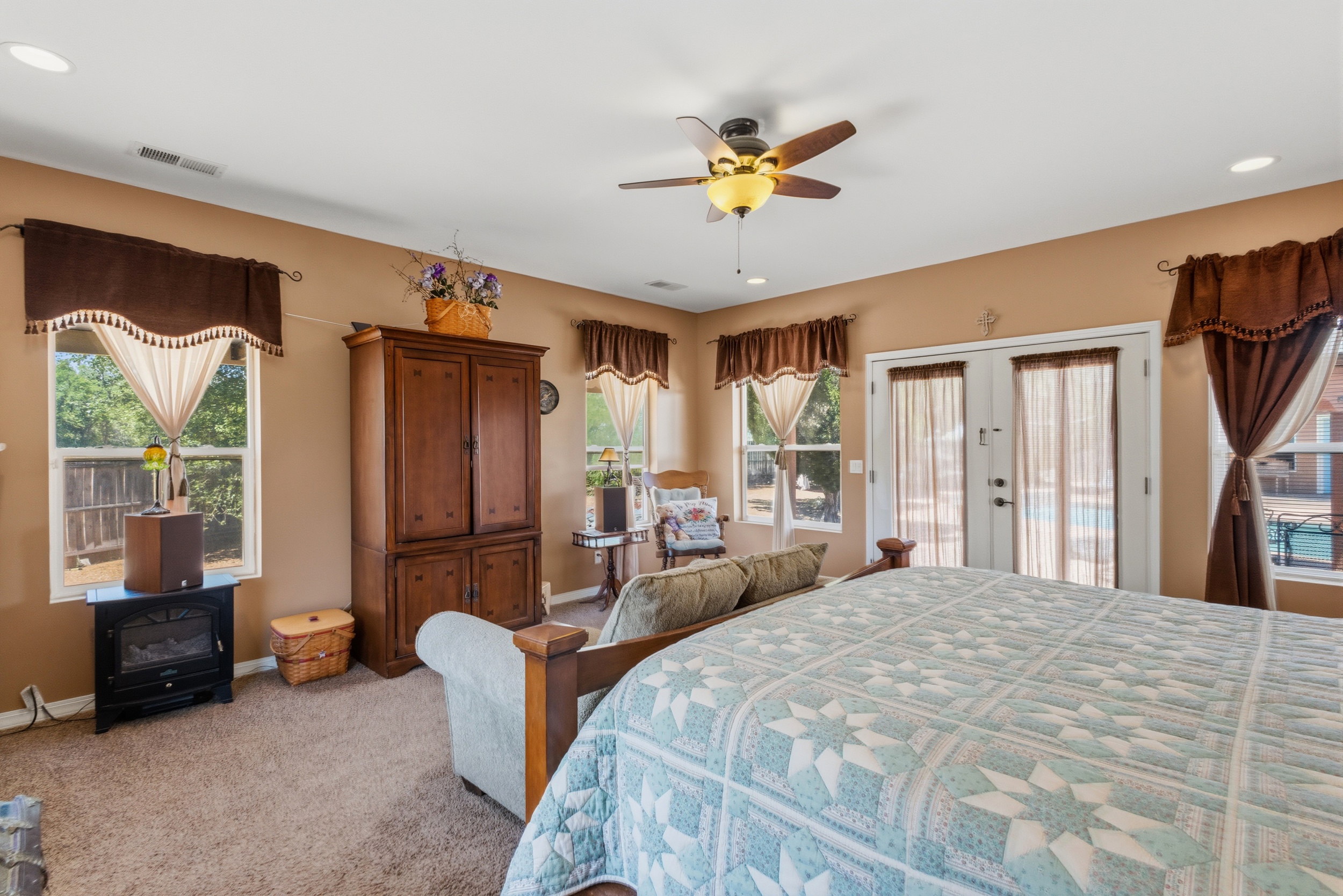 Los Lunas, New Mexico, 87031, United States, 5 Bedrooms Bedrooms, ,5 BathroomsBathrooms,Residential,For Sale,2048423