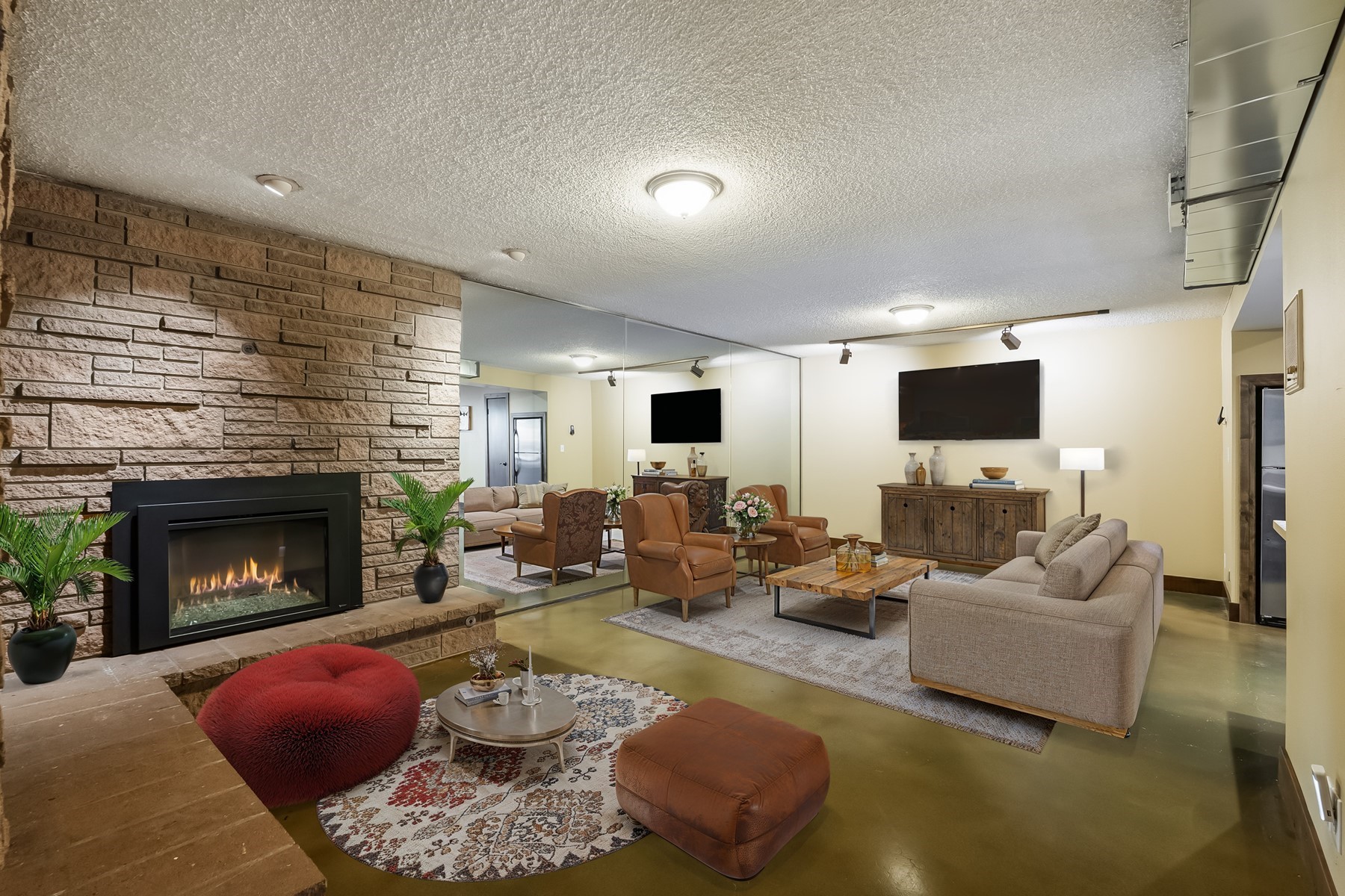  1023 N Crestline Dr - 物件實景
