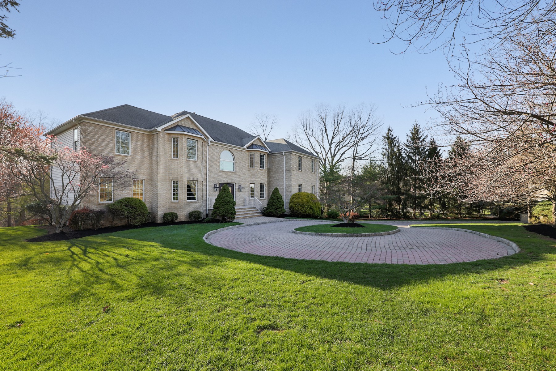  Impressive Seven Bedroom Colonial Offer Privacy and Practicality - 物件實景