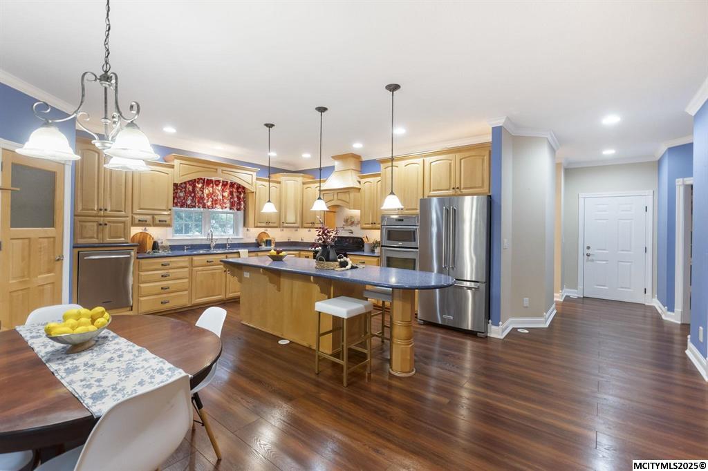 Mason City, Iowa, 50401, United States, 5 Bedrooms Bedrooms, ,4 BathroomsBathrooms,Residential,For Sale,1973709