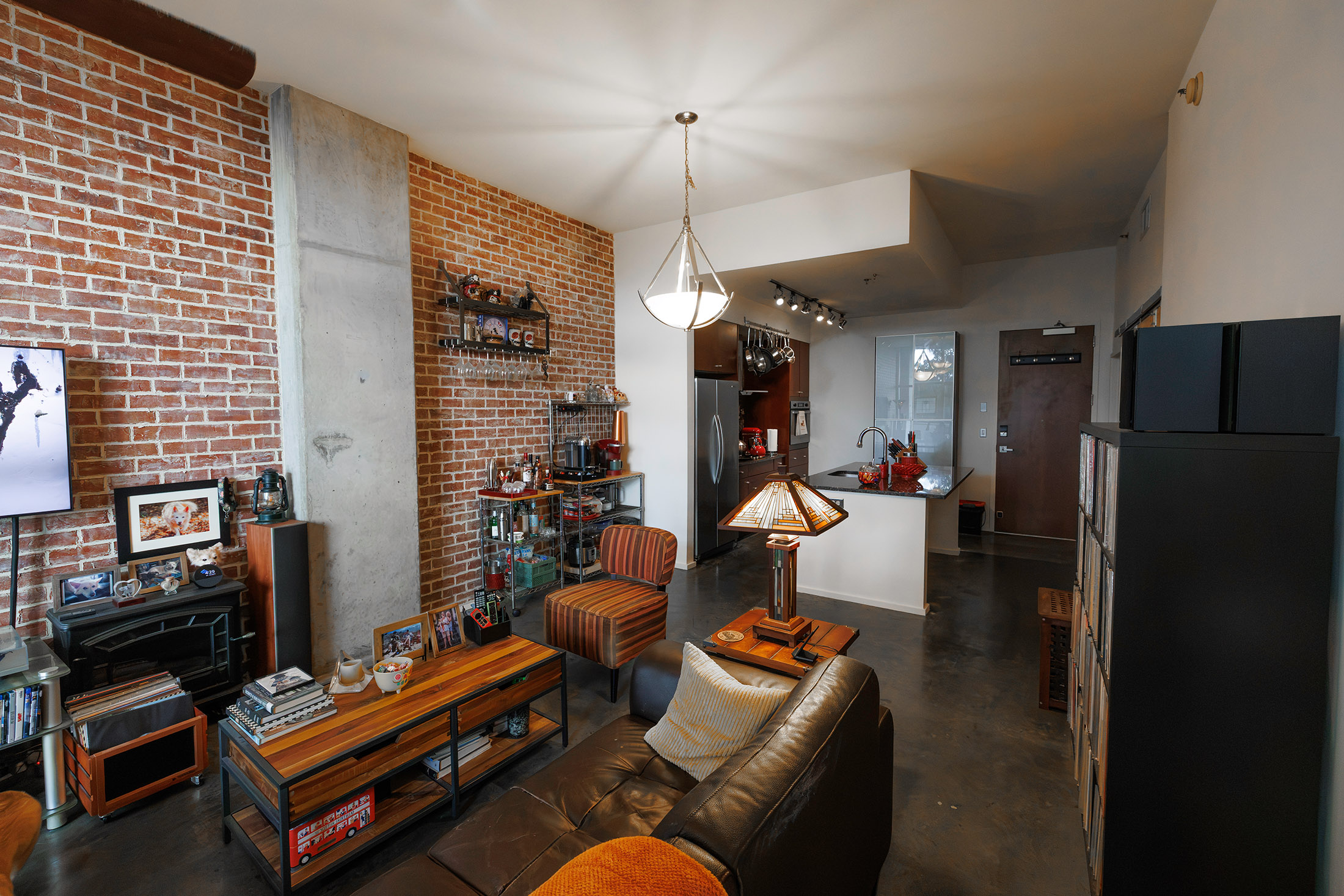  Soaring Ceilings, Industrial Design and an Ideal Intown Location - 物件實景