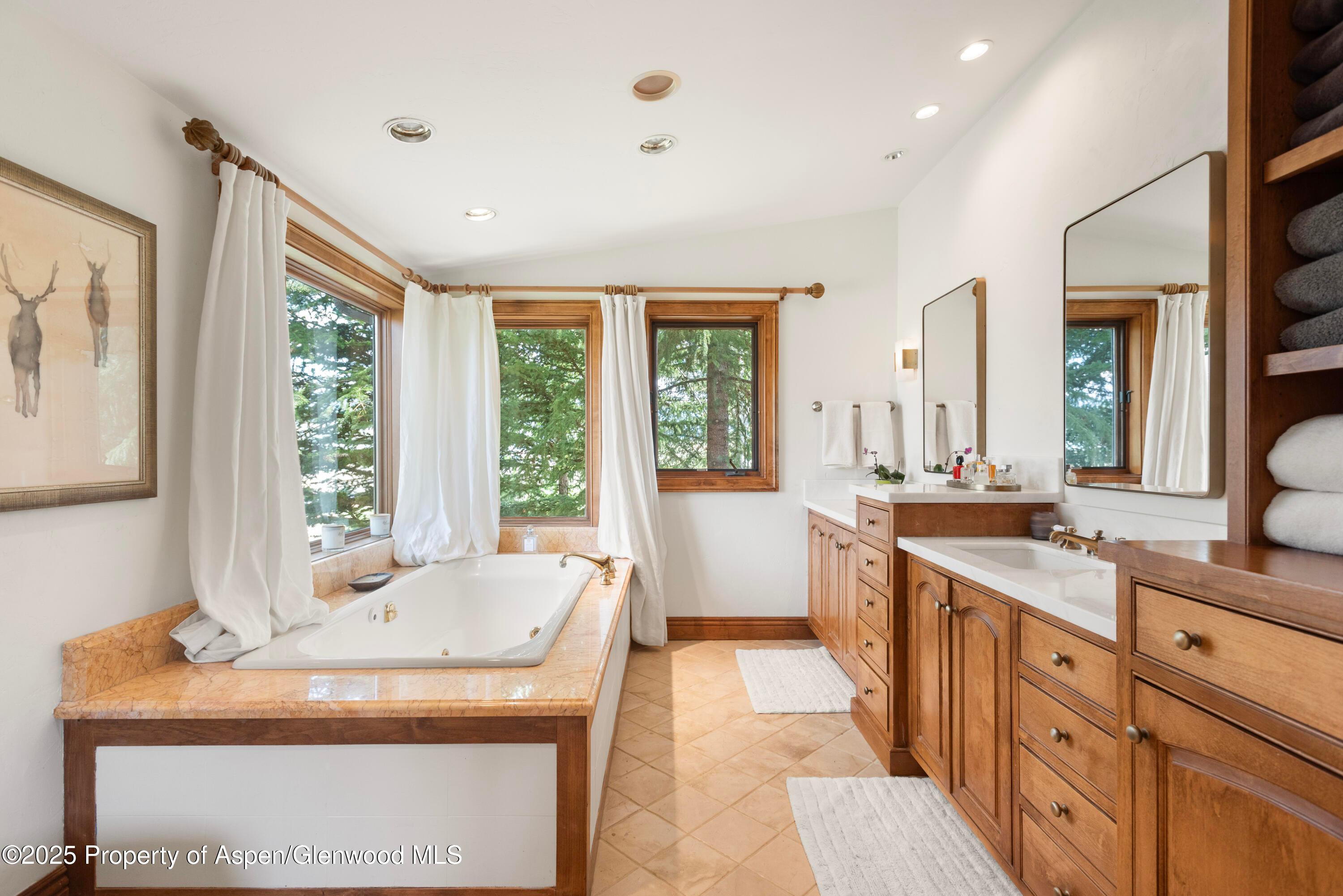 Aspen, Colorado, 81611, United States, 3 Bedrooms Bedrooms, ,4 BathroomsBathrooms,Residential,For Sale,1932450
