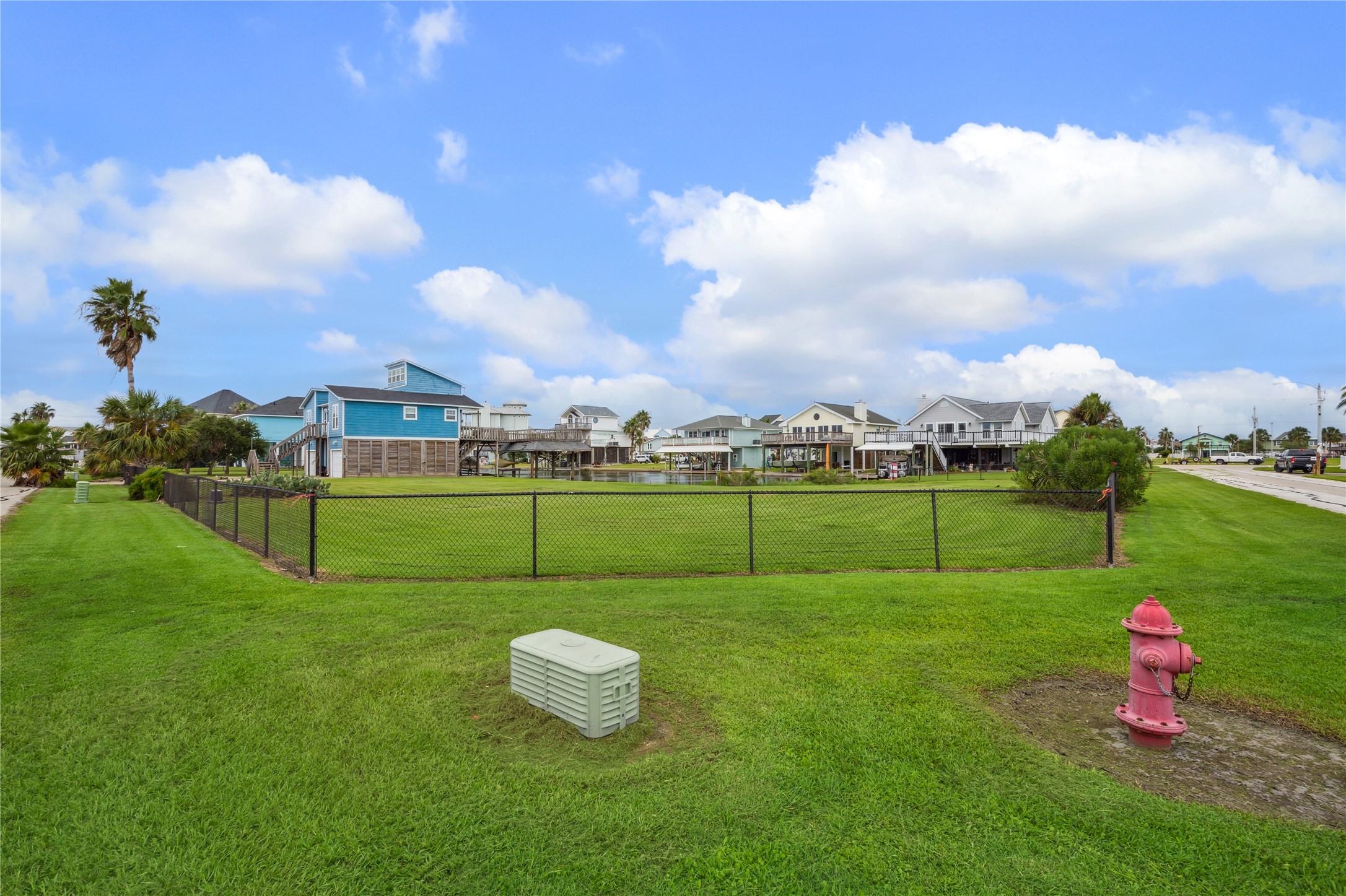  1302 & 1306 Maui Drive - 物件實景