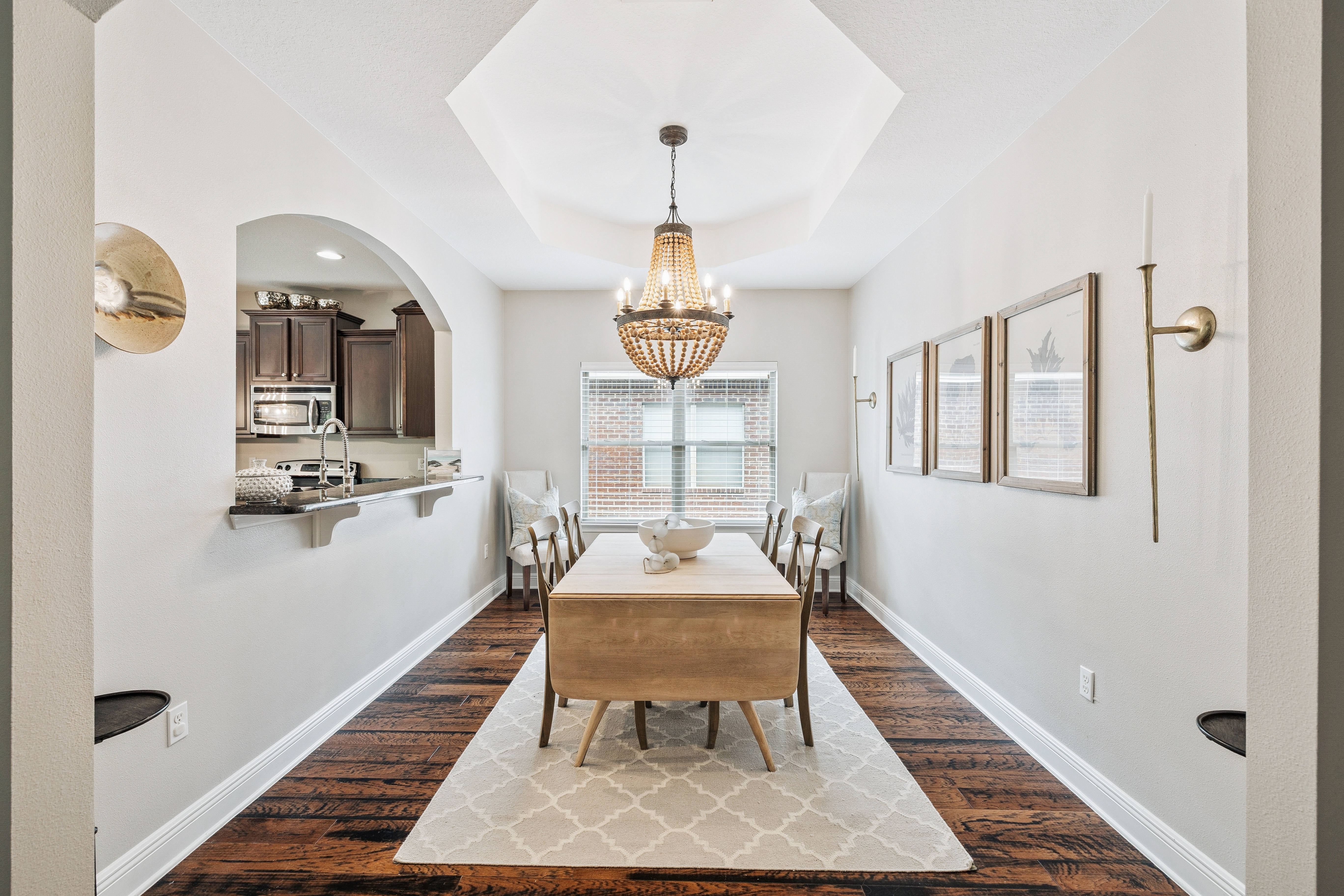  Immaculate, Spacious Single-Level Living Home with Screened Outdoor Living - 物件實景