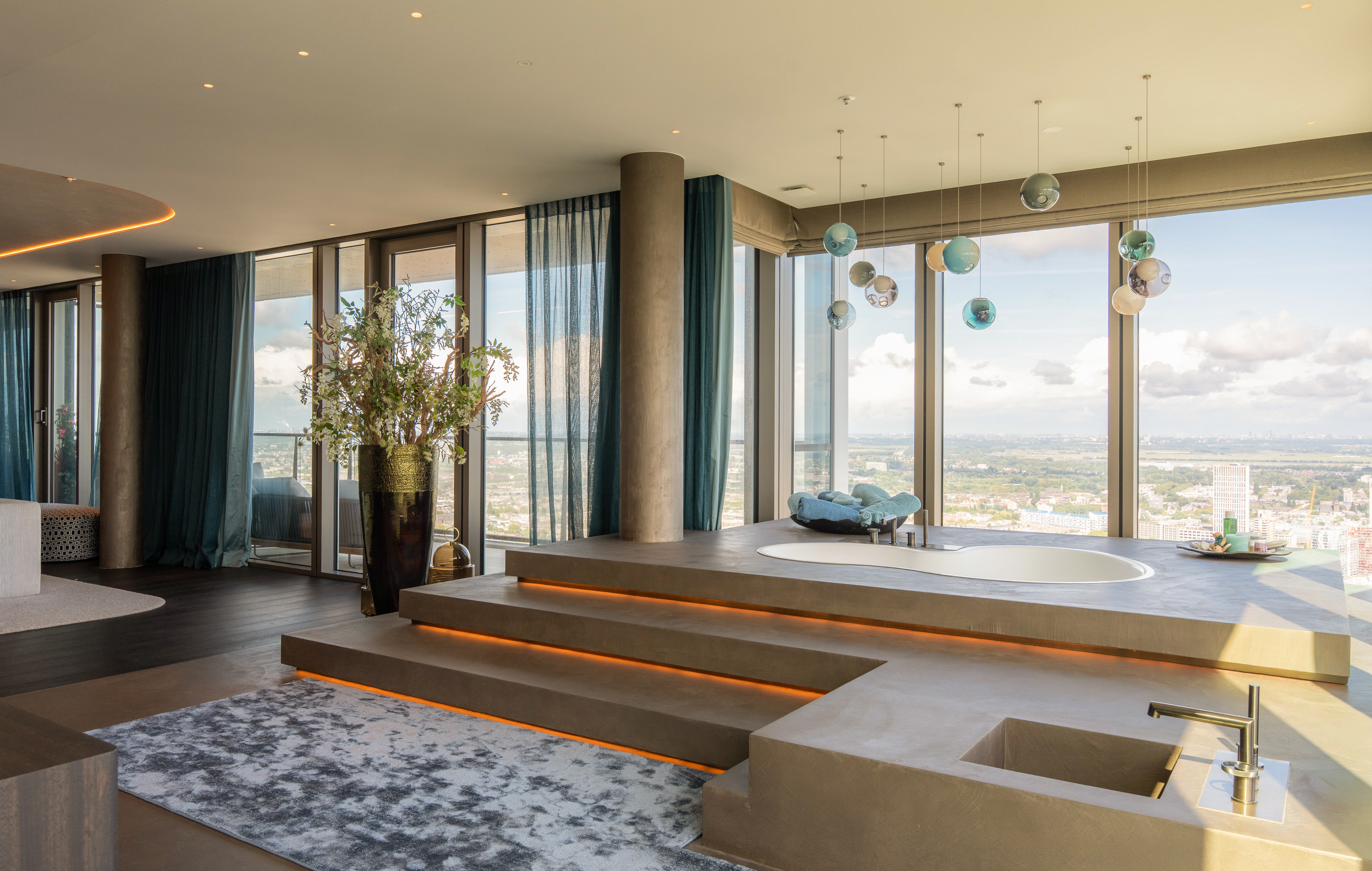  EEN BUITENGEWONE PENTHOUSE-RESIDENTIE MET TERRASSEN RONDOM EN EEN ADEMBENEMEND 3 - 物件實景
