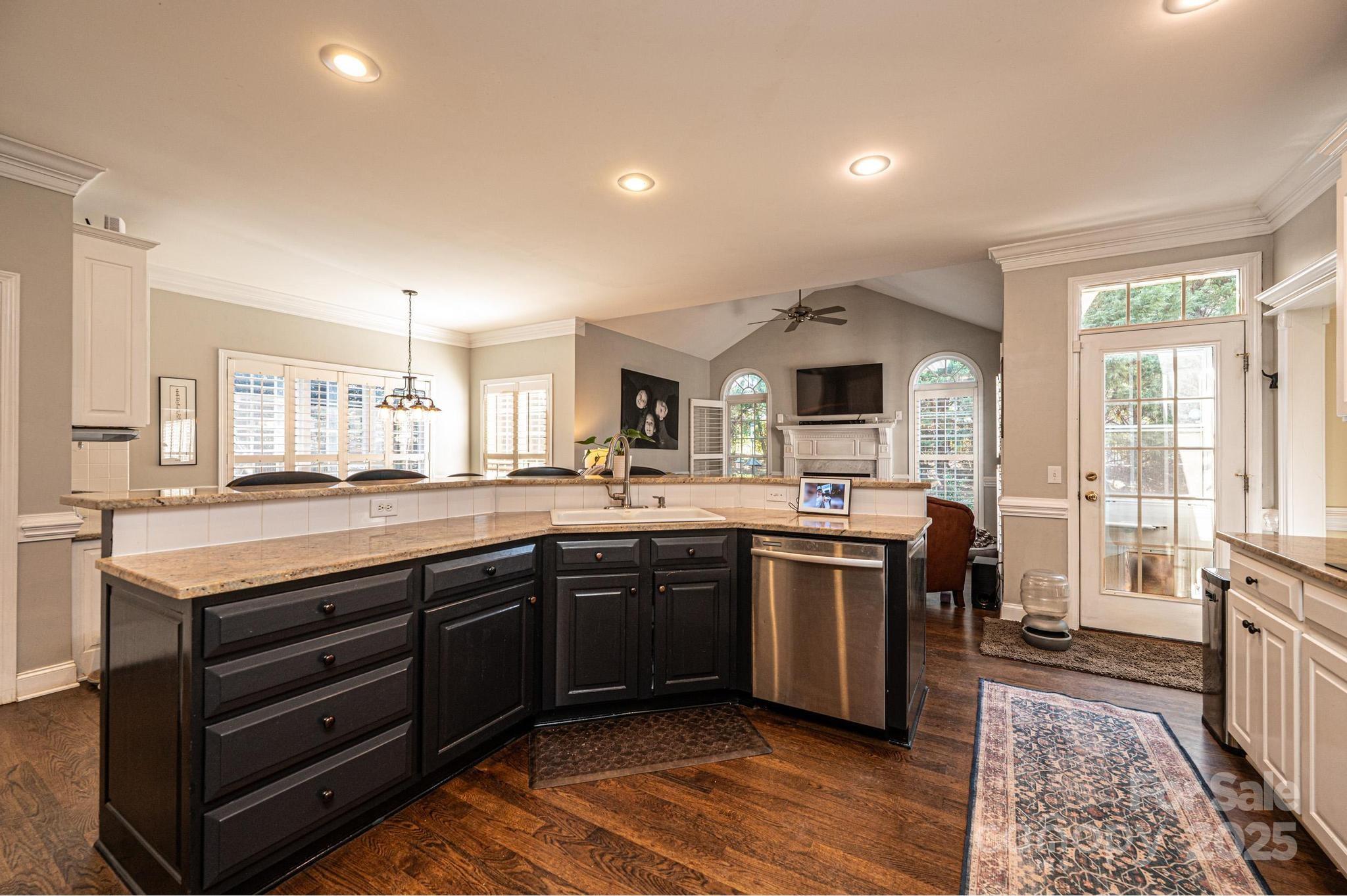 Hickory, North Carolina, 28601, United States, 5 Bedrooms Bedrooms, ,5 BathroomsBathrooms,Residential,For Sale,1758743