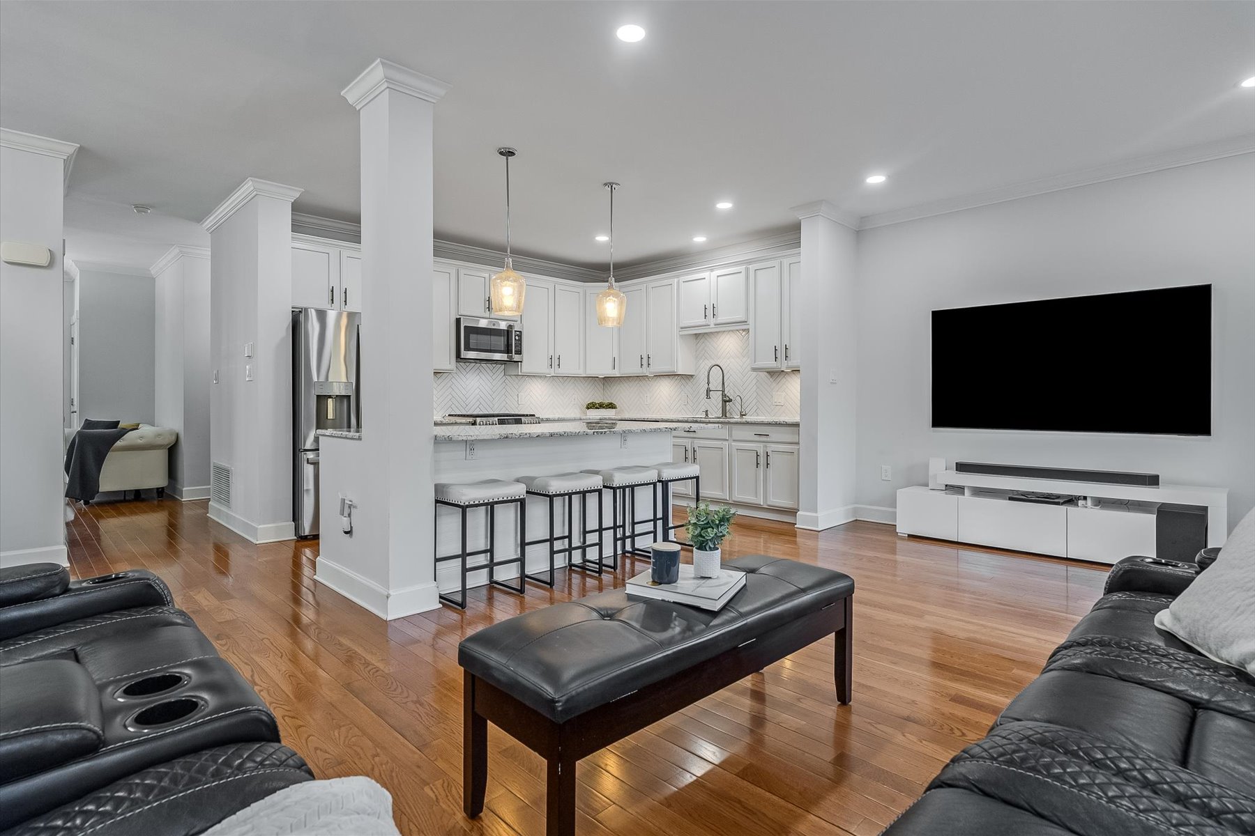  Experience Urban Luxury with this End-Unit Townhome - 物件實景