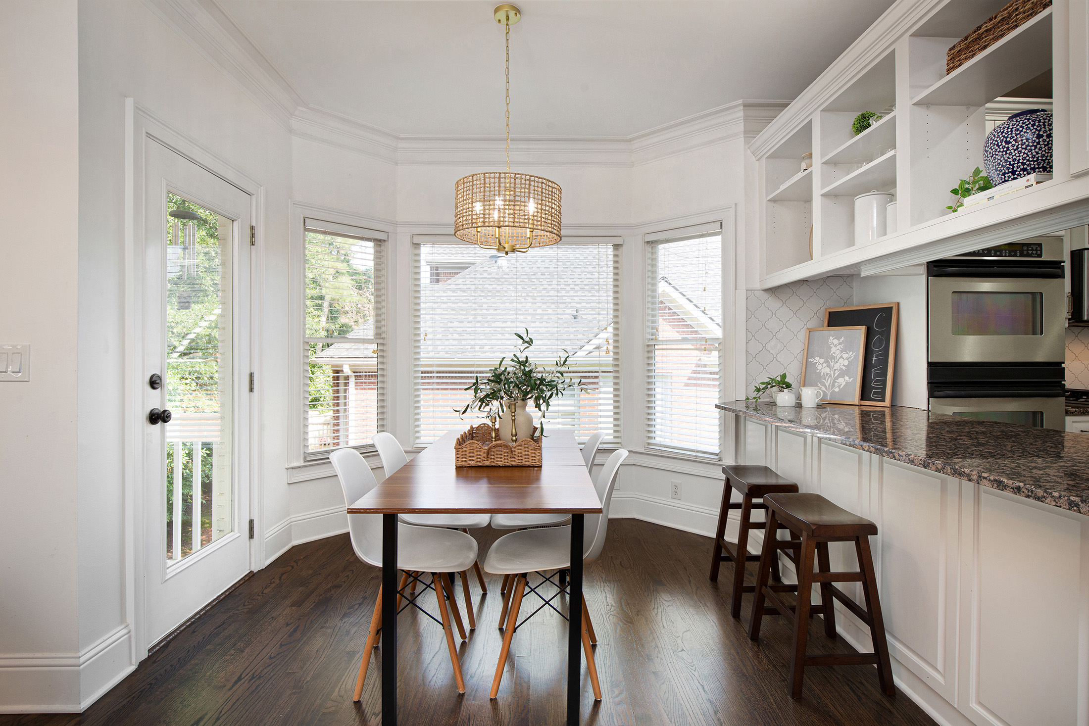  Welcome Home to this Beautifully Appointed White Brick Home - 物件實景