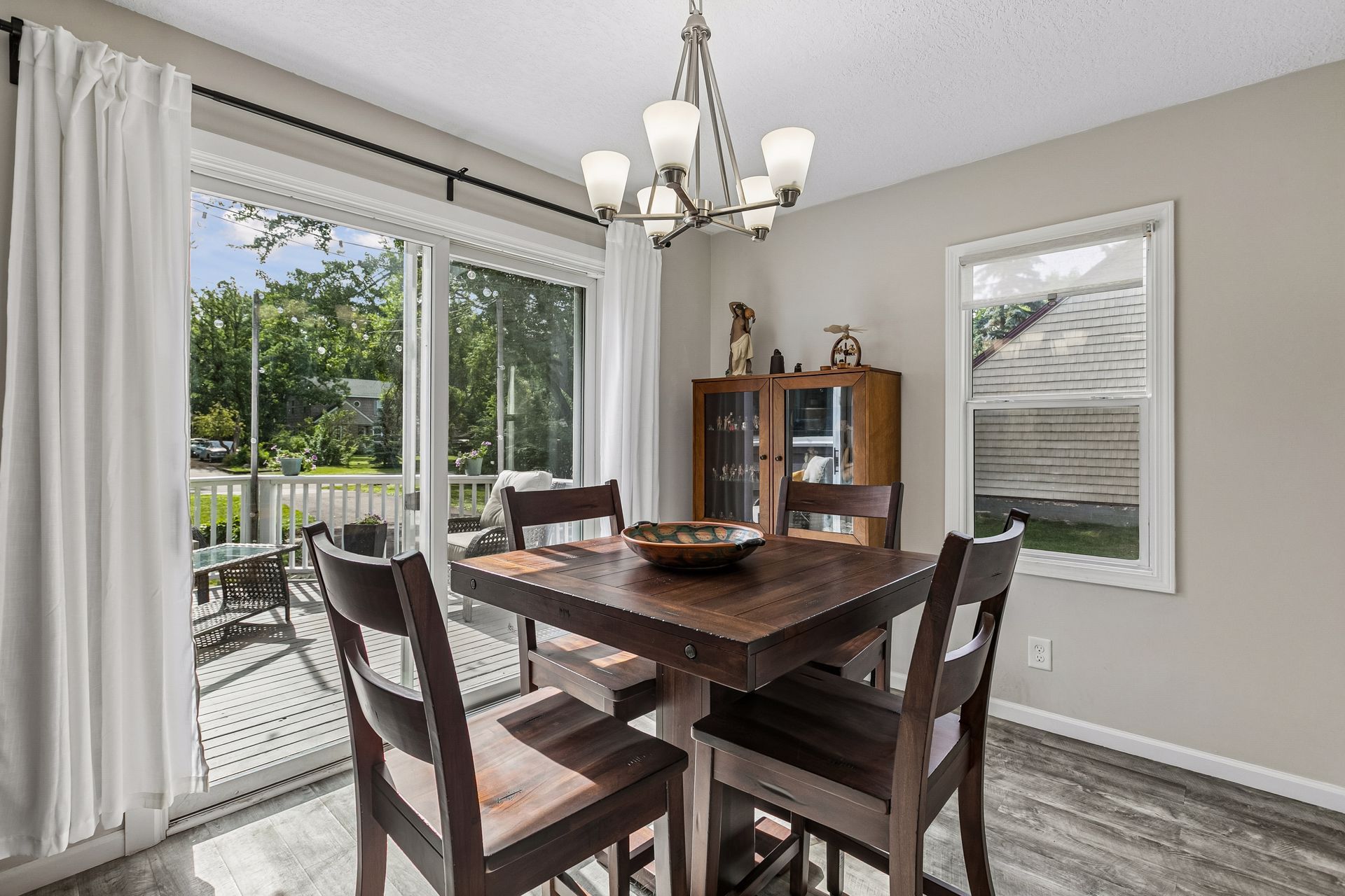  Turnkey Rambler With Exceptional Outdoor Living - 物件實景