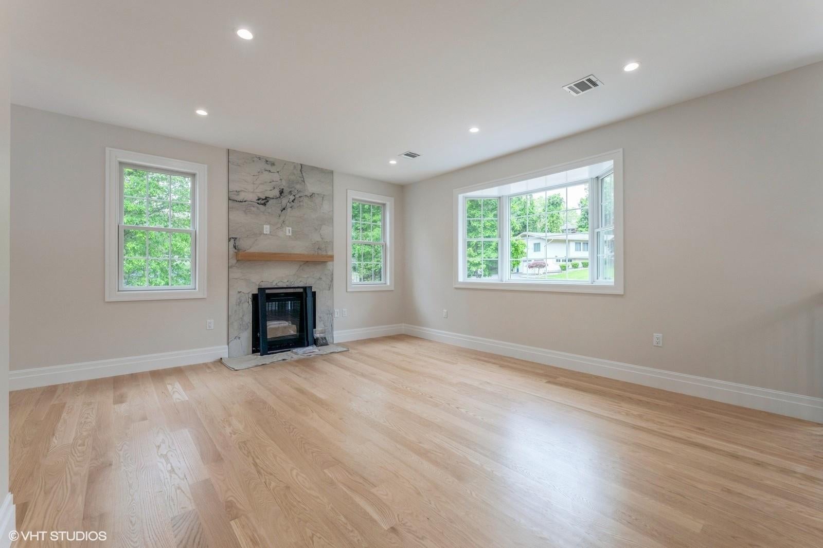 Valley Cottage, New York, 10989, United States, 4 Bedrooms Bedrooms, ,3 BathroomsBathrooms,Residential,For Sale,1823419