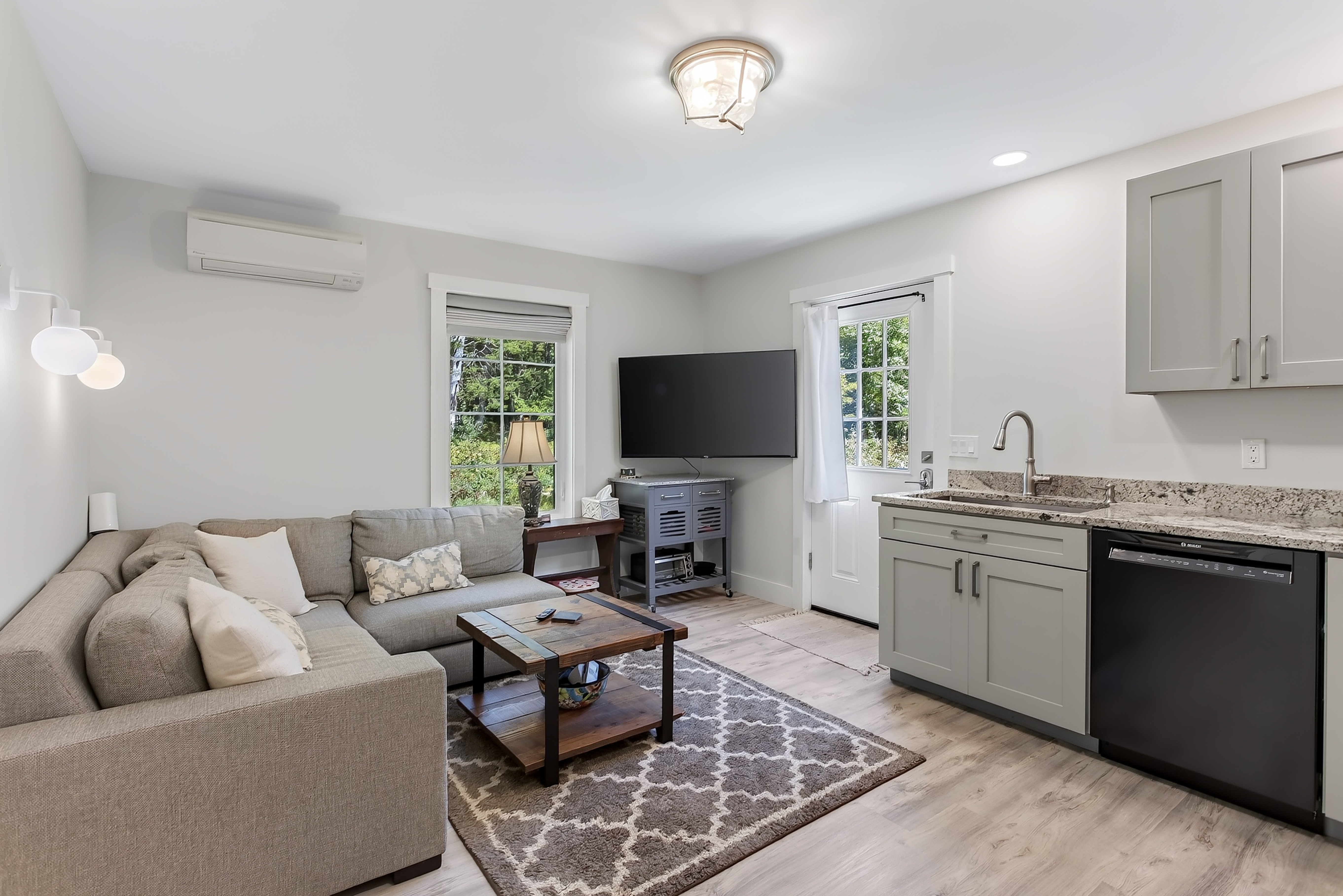  2022 Custom Craftsman: Main-Level Living, In-Law Suite, & Mountain Proximity - 物件實景