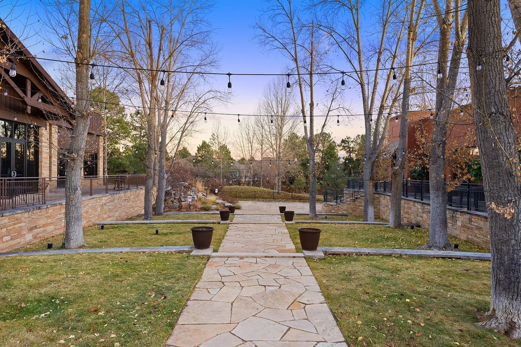  Beautifully Maintained 4 Bed  3 Bath Residence in Castle Pines Village - 物件實景