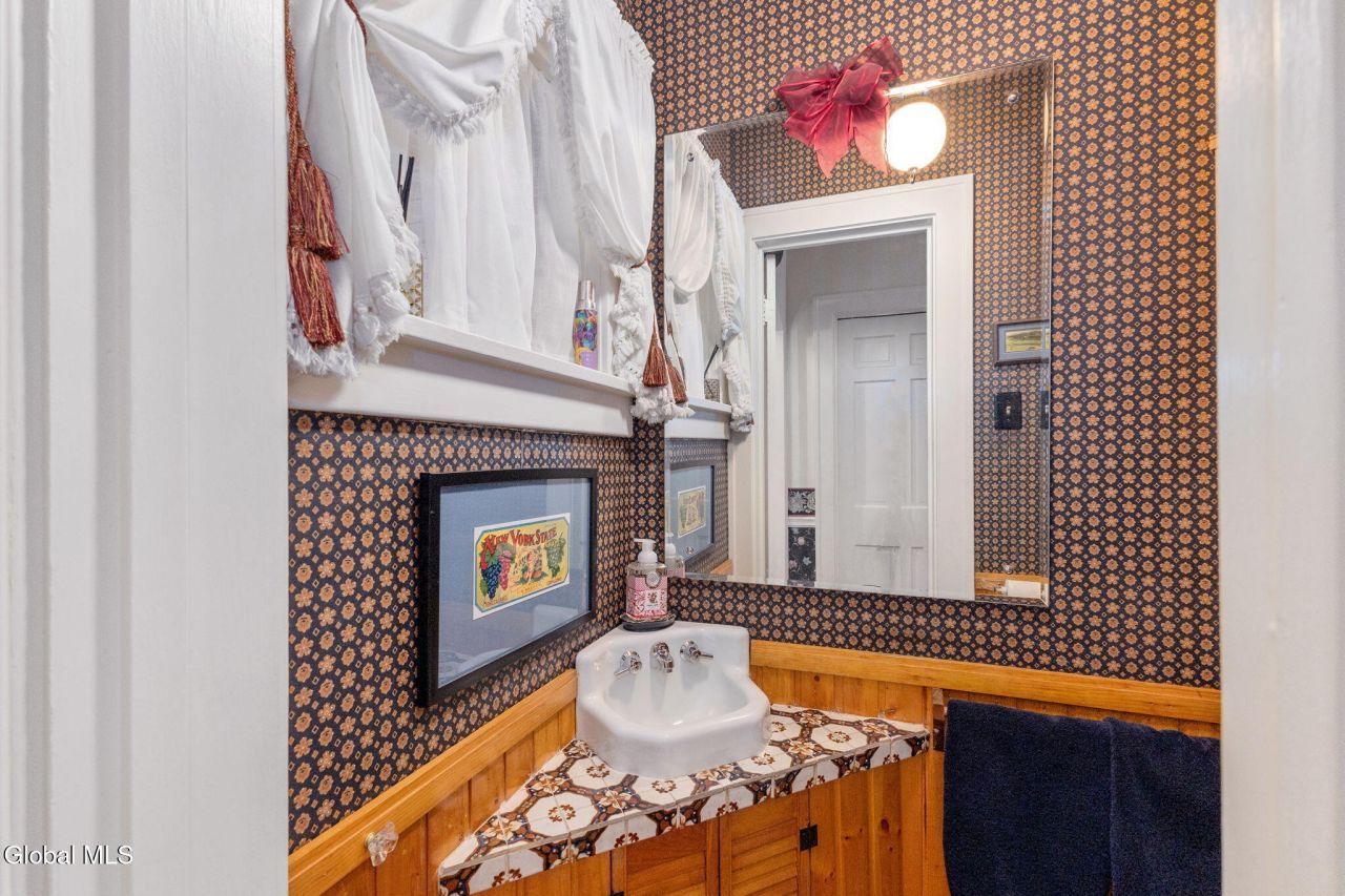 Niskayuna, New York, 12309, United States, 5 Bedrooms Bedrooms, ,3 BathroomsBathrooms,Residential,For Sale,1988361