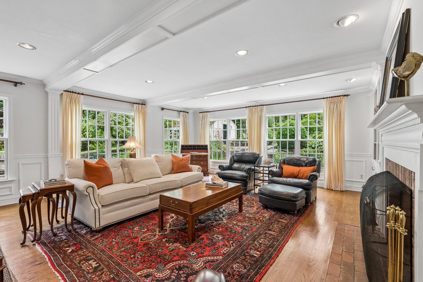  Colonial Offers Exceptional Quality and Workmanship Along With a Garden Oasis - 物件實景