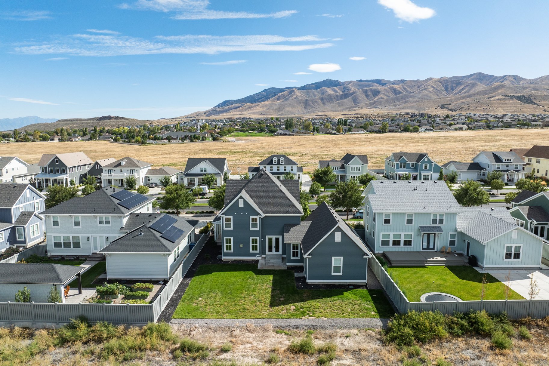  Impeccably Maintained Home with Mountain Views & Four-Car Garage - 物件實景