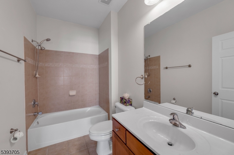 Belleville Twp., New Jersey, 07109, United States, 2 Bedrooms Bedrooms, ,3 BathroomsBathrooms,Residential,For Sale,1971321