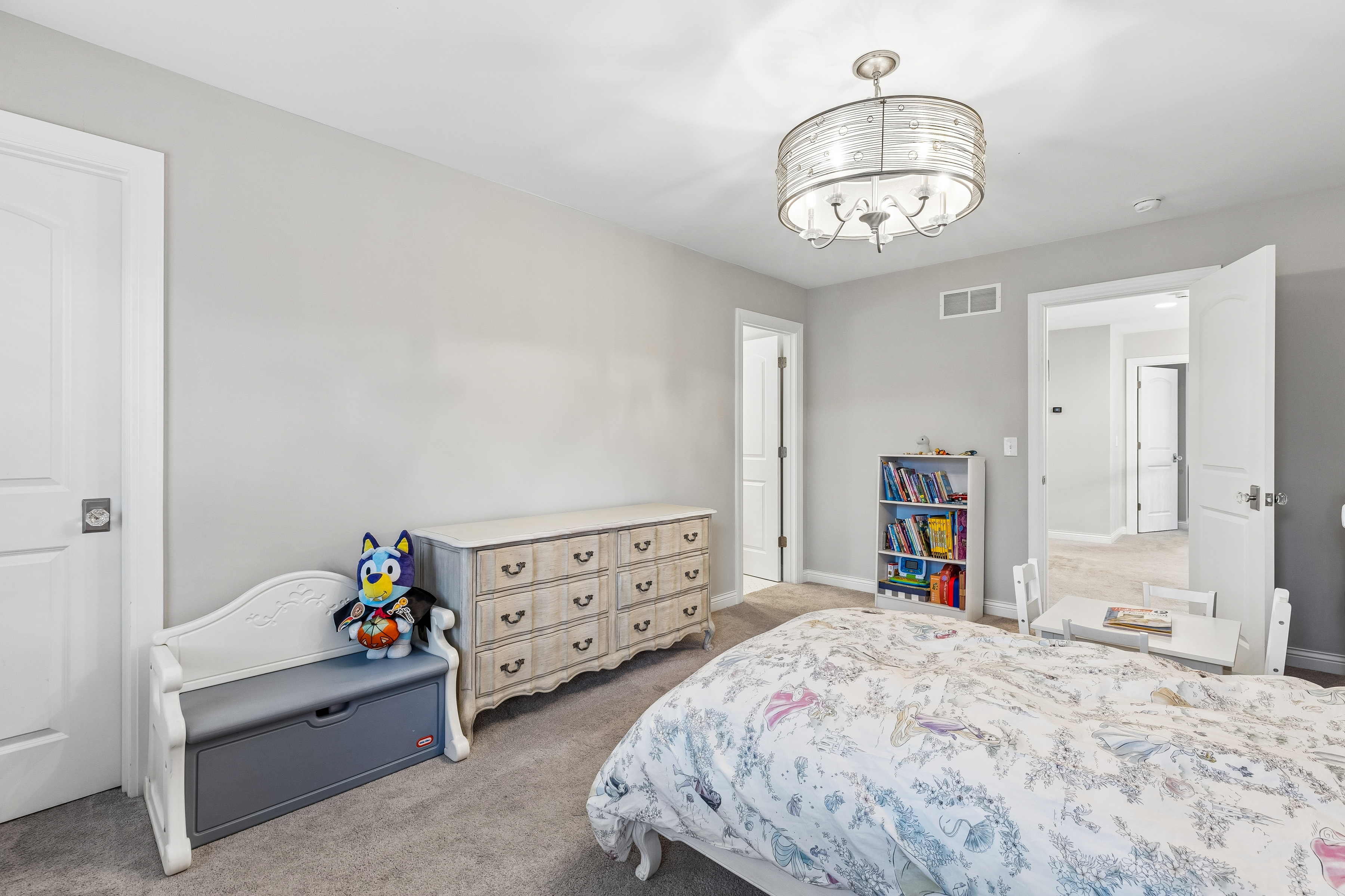  Elegant Living in Edina’s Yancey Park - 物件實景