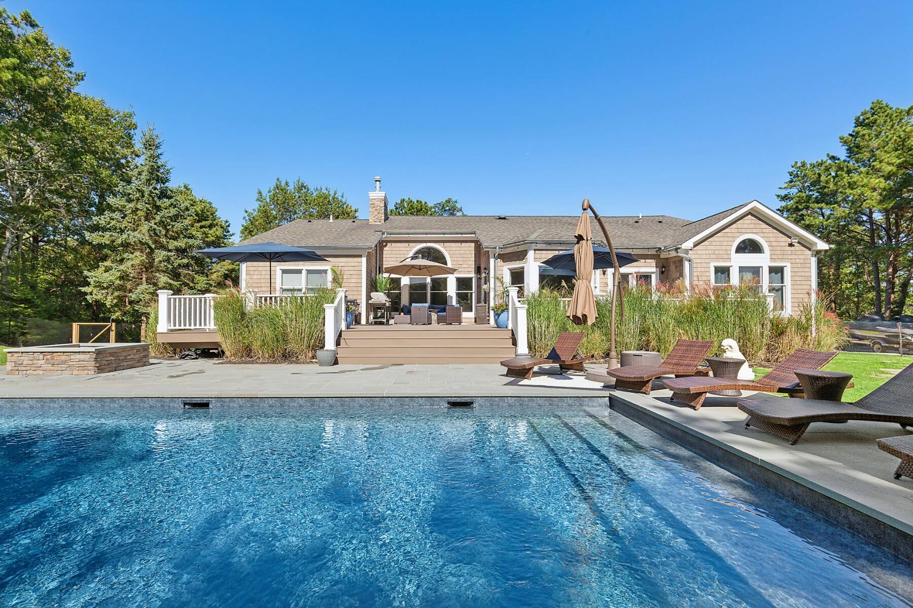  A Serene Hamptons Retreat with Pool & Modern Upgrades - 物件實景