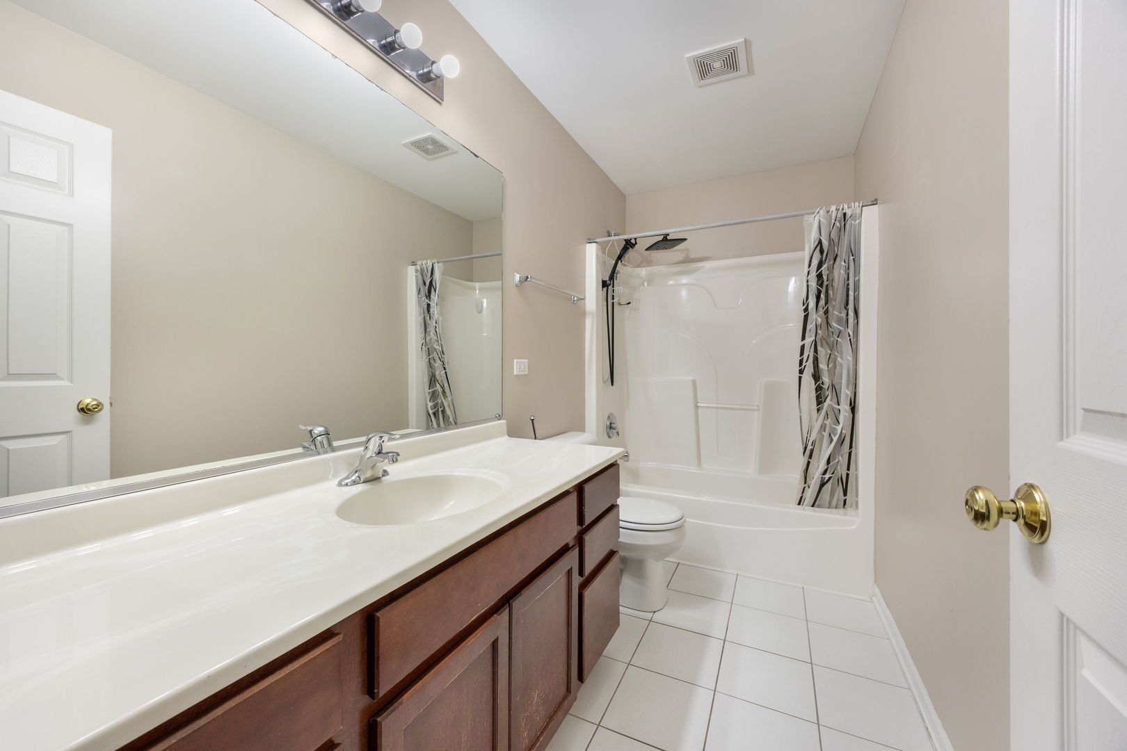 Aurora, Illinois, 60503, United States, 4 Bedrooms Bedrooms, ,4 BathroomsBathrooms,Residential,For Sale,1970243