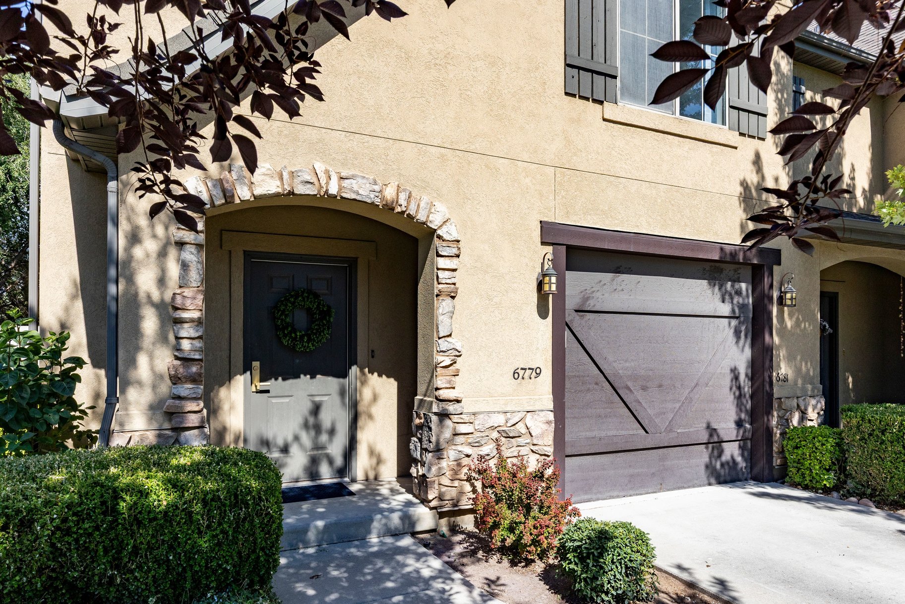  Fully Remodeled End-Unit in Prime Midvale Location - 物件實景