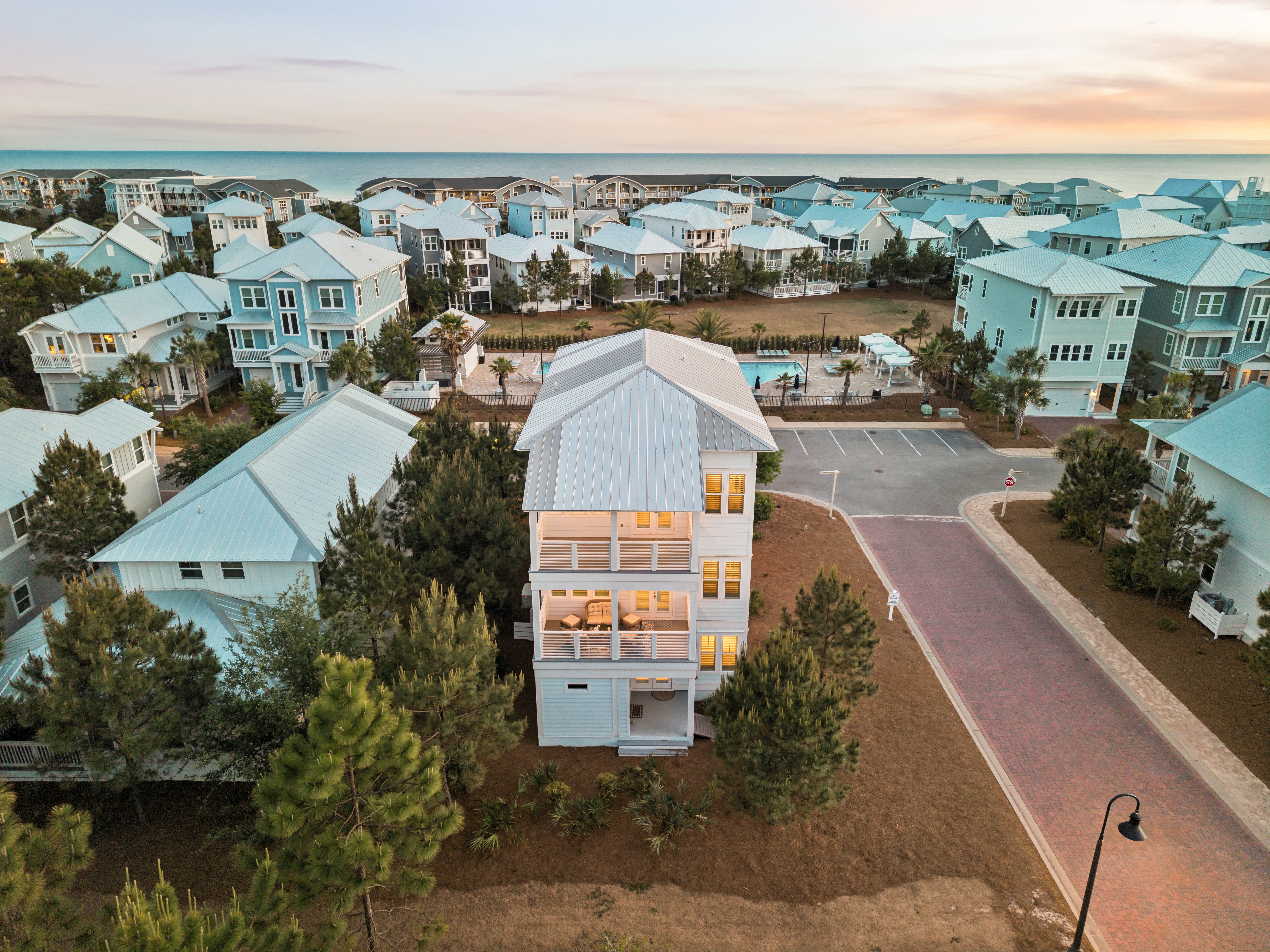  Spacious 3-Level Home With Elevator & Steps to Community Pool - 物件實景