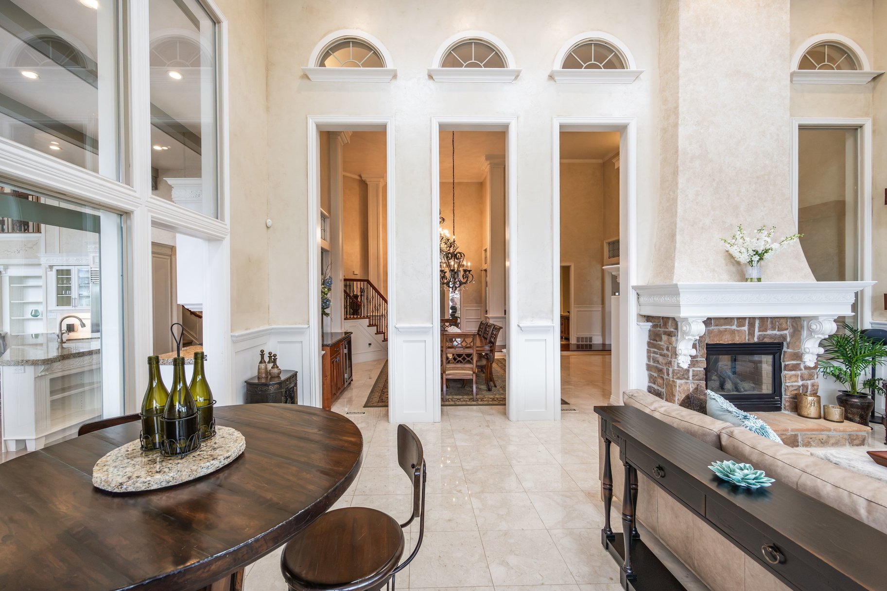  Stately Gated-Community Estate on Nearly Half an Acre: Vaulted Ceilings, Valley - 物件實景