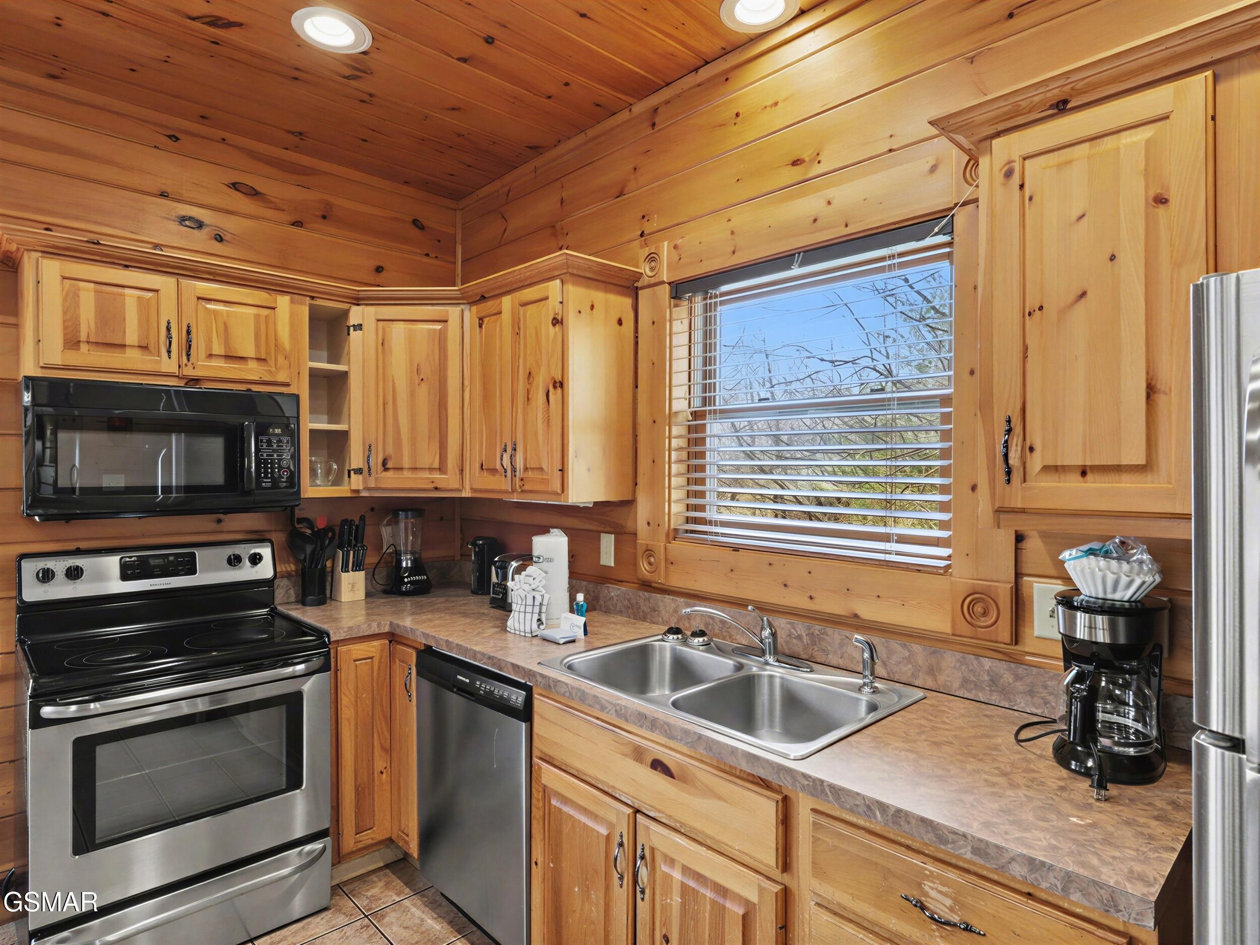 Gatlinburg, Tennessee, 37738, United States, 2 Bedrooms Bedrooms, ,3 BathroomsBathrooms,Residential,For Sale,2024380