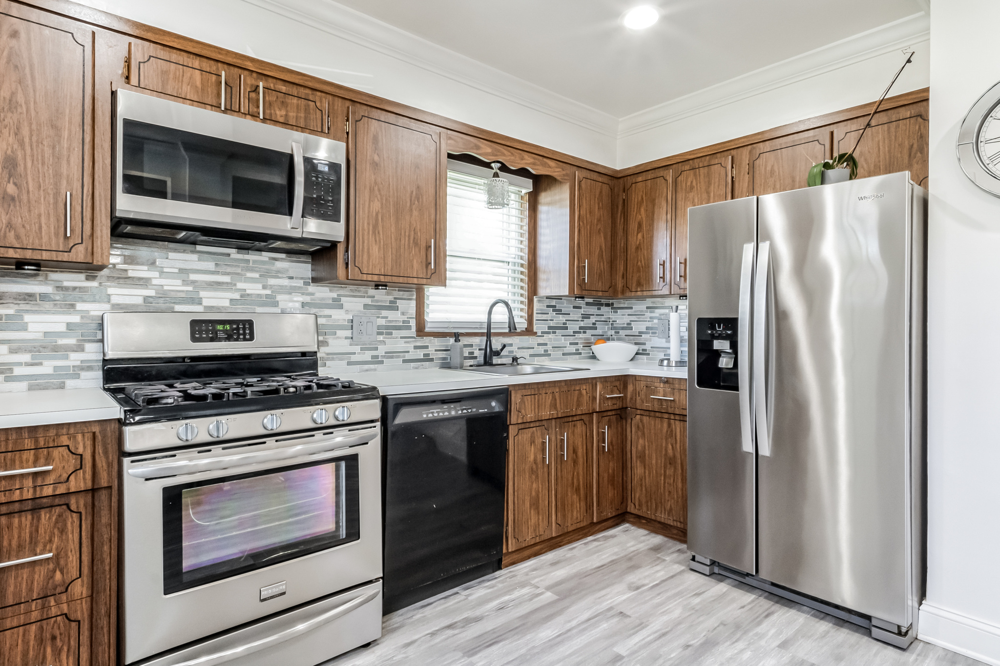 Elmwood Park, New Jersey, 07407, United States, 3 Bedrooms Bedrooms, ,2 BathroomsBathrooms,Residential,For Sale,1982757