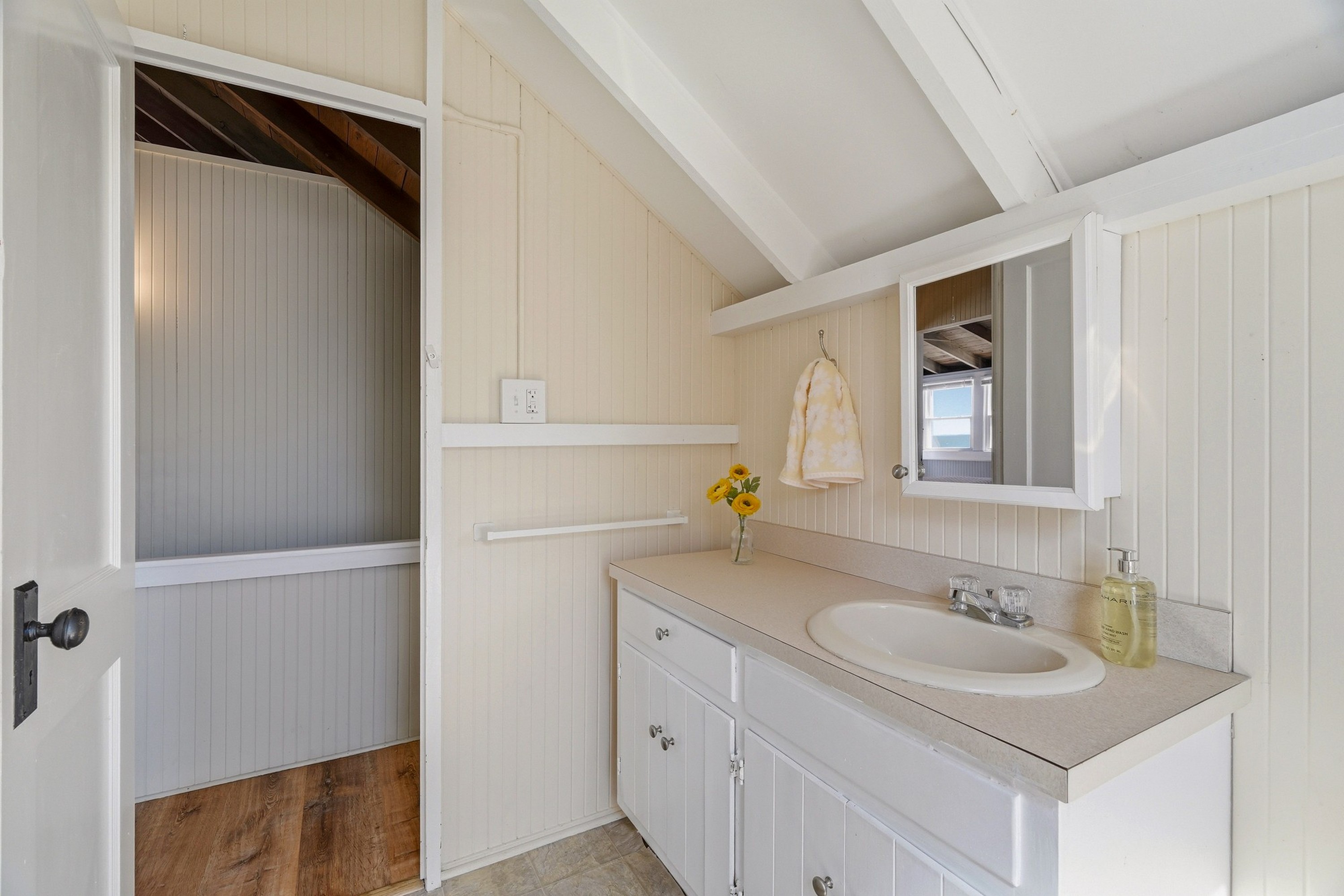  Charming Direct Waterfront Beach Cottage at Hawk
