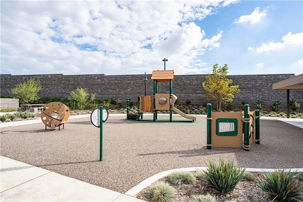 Fontana, California, 92336, United States, 4 Bedrooms Bedrooms, ,3 BathroomsBathrooms,Residential,For Sale,1995371