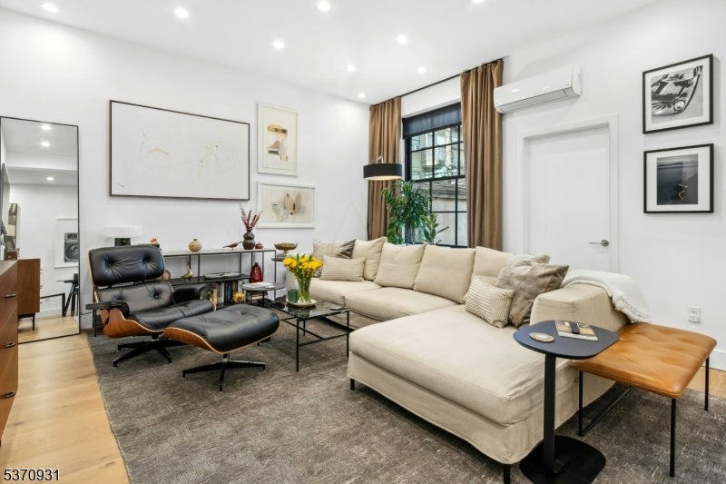 Jersey City, New Jersey, 07302, United States, 1 Bedroom Bedrooms, ,2 BathroomsBathrooms,Residential,For Sale,1942665